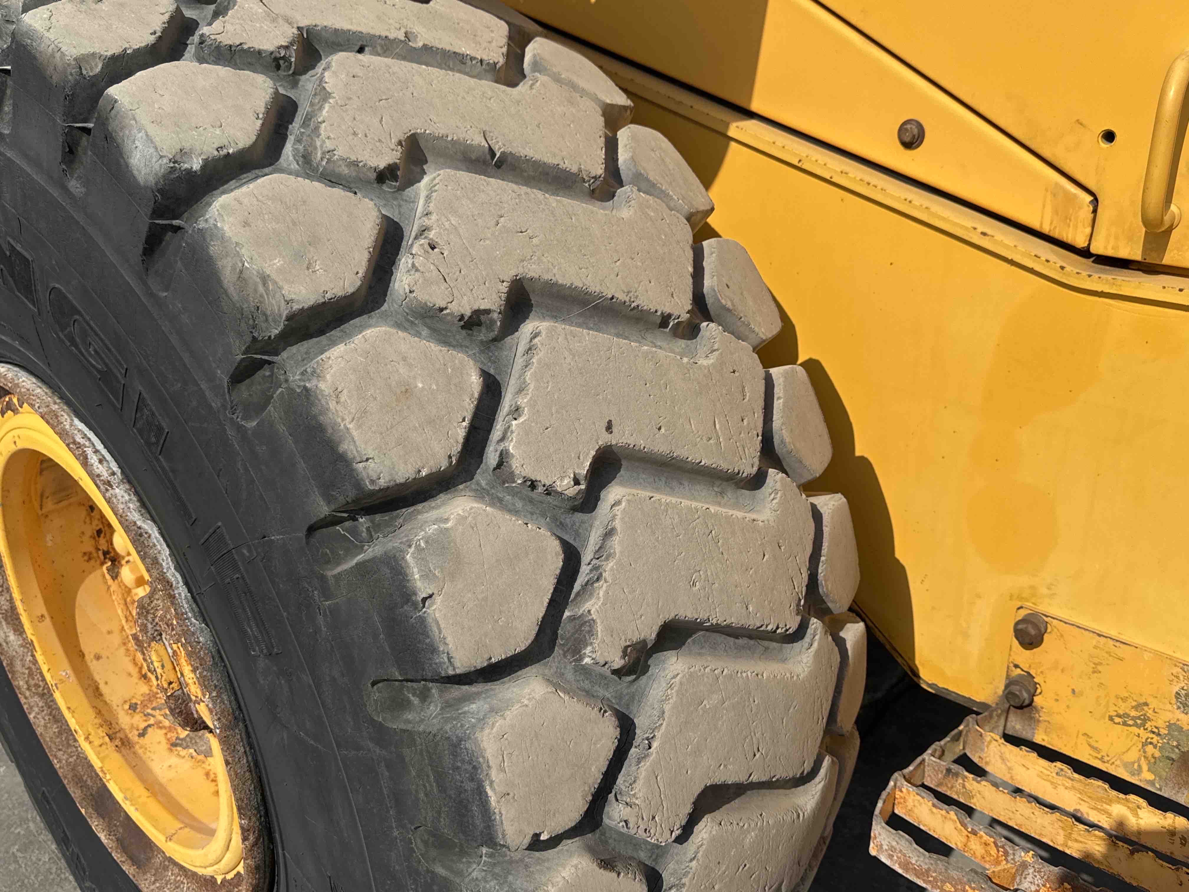 WHL-004-Volvo-L120F-Wheel-loaders-inspection-Chassis-Left-rear-tire-/-wheel-hub---condition-2