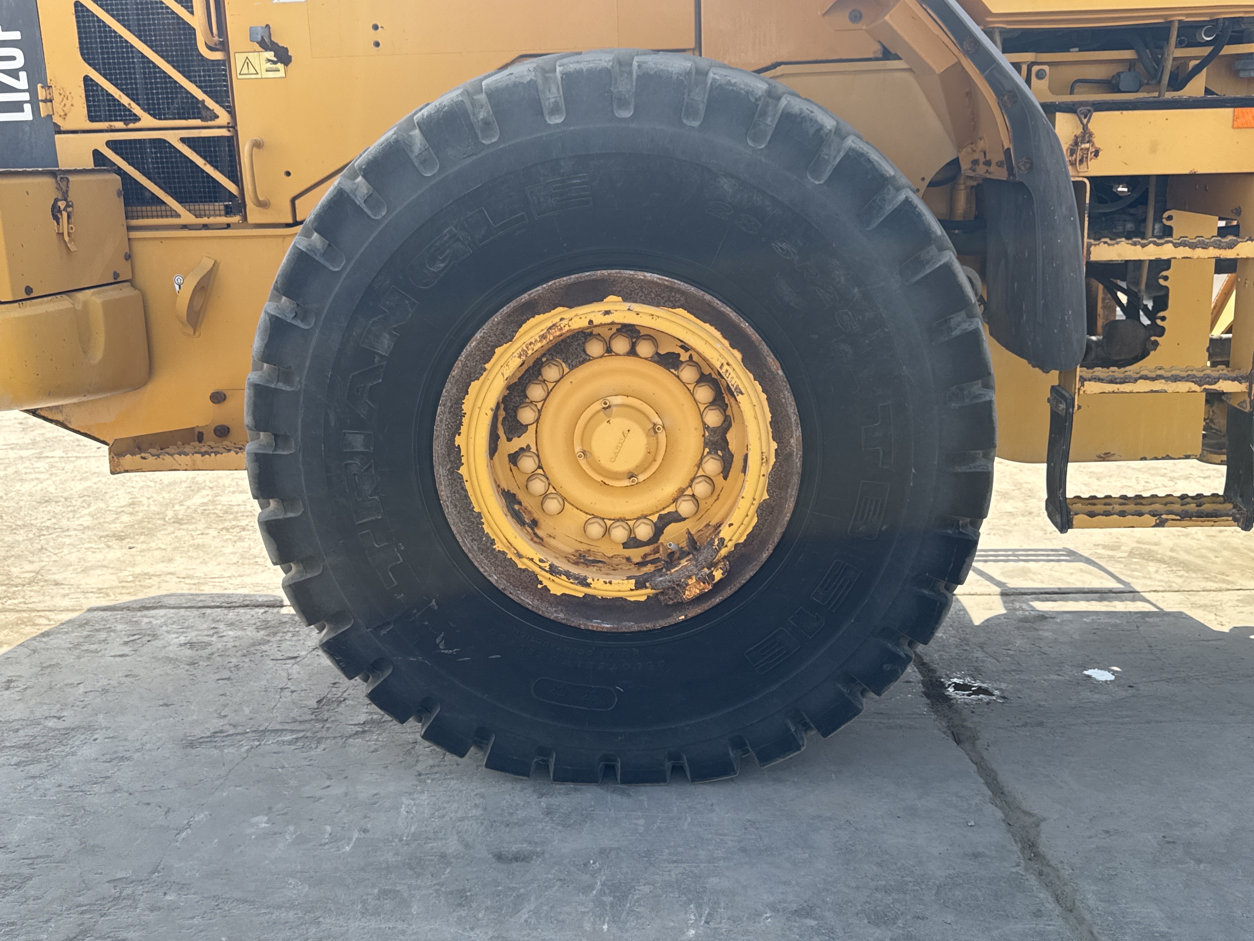 WHL-004-Volvo-L120F-Wheel-loaders-inspection-Chassis-Right-rear-tire-/-wheel-hub---condition-2