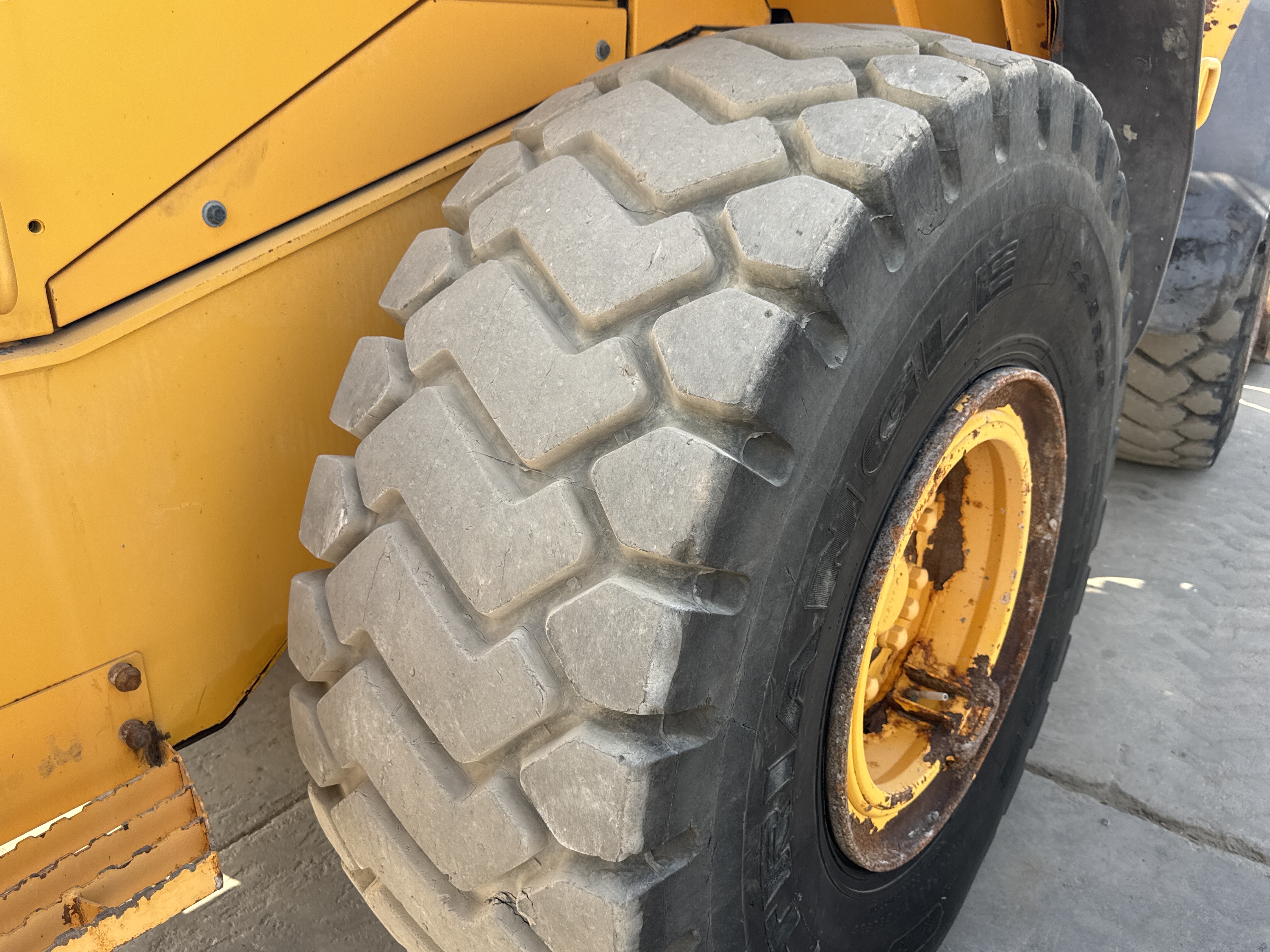 WHL-004-Volvo-L120F-Wheel-loaders-inspection-Chassis-Right-rear-tire-/-wheel-hub---condition-2
