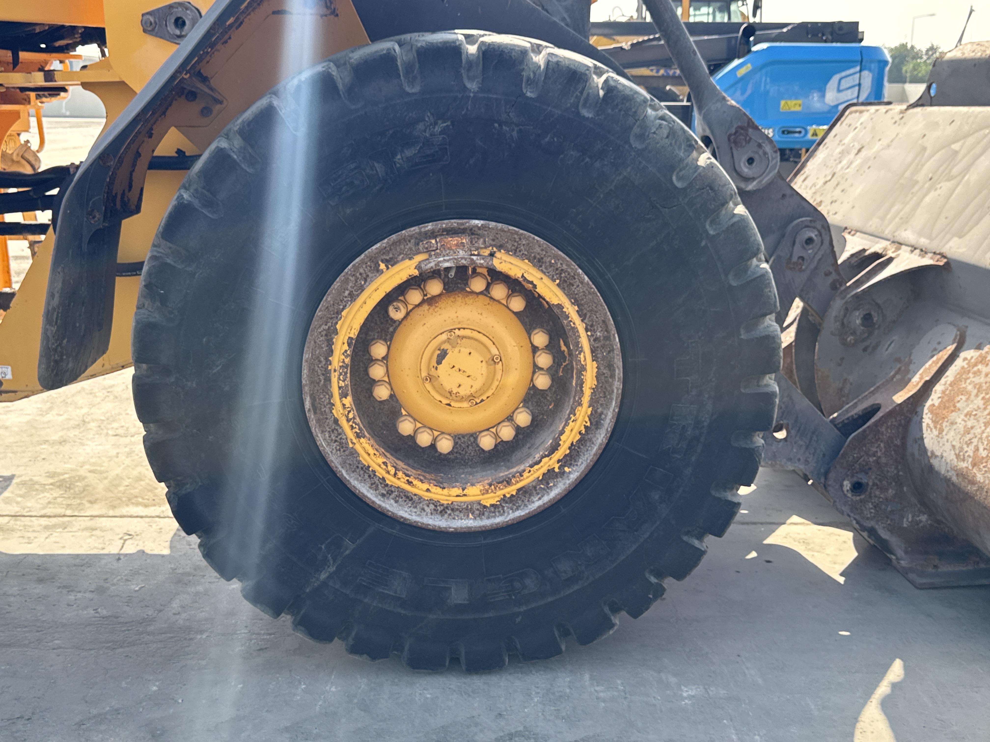 WHL-004-Volvo-L120F-Wheel-loaders-inspection-Chassis-Right-front-tire-/-wheel-hub---condition-2