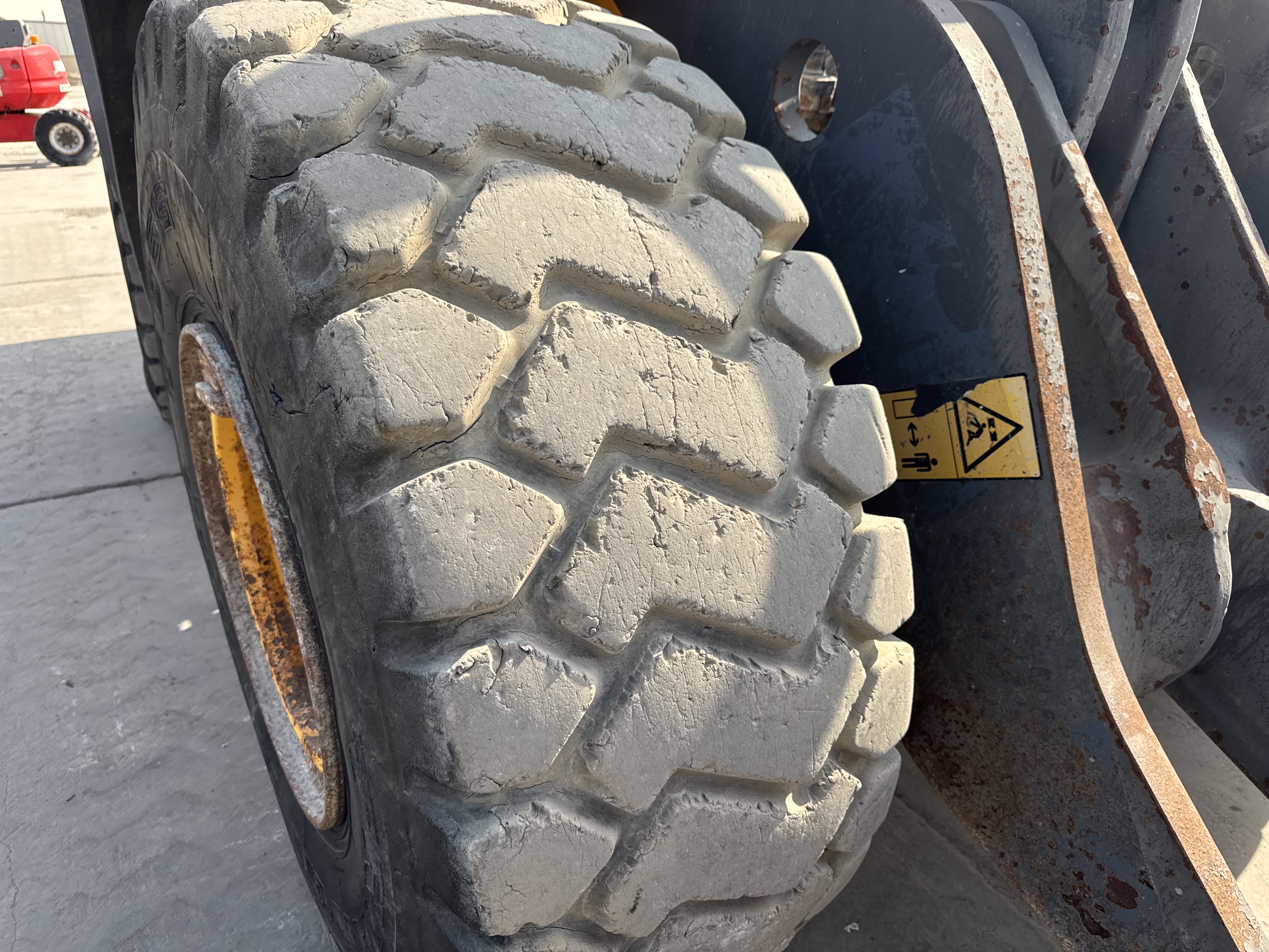 WHL-004-Volvo-L120F-Wheel-loaders-inspection-Chassis-Right-front-tire-/-wheel-hub---condition-2