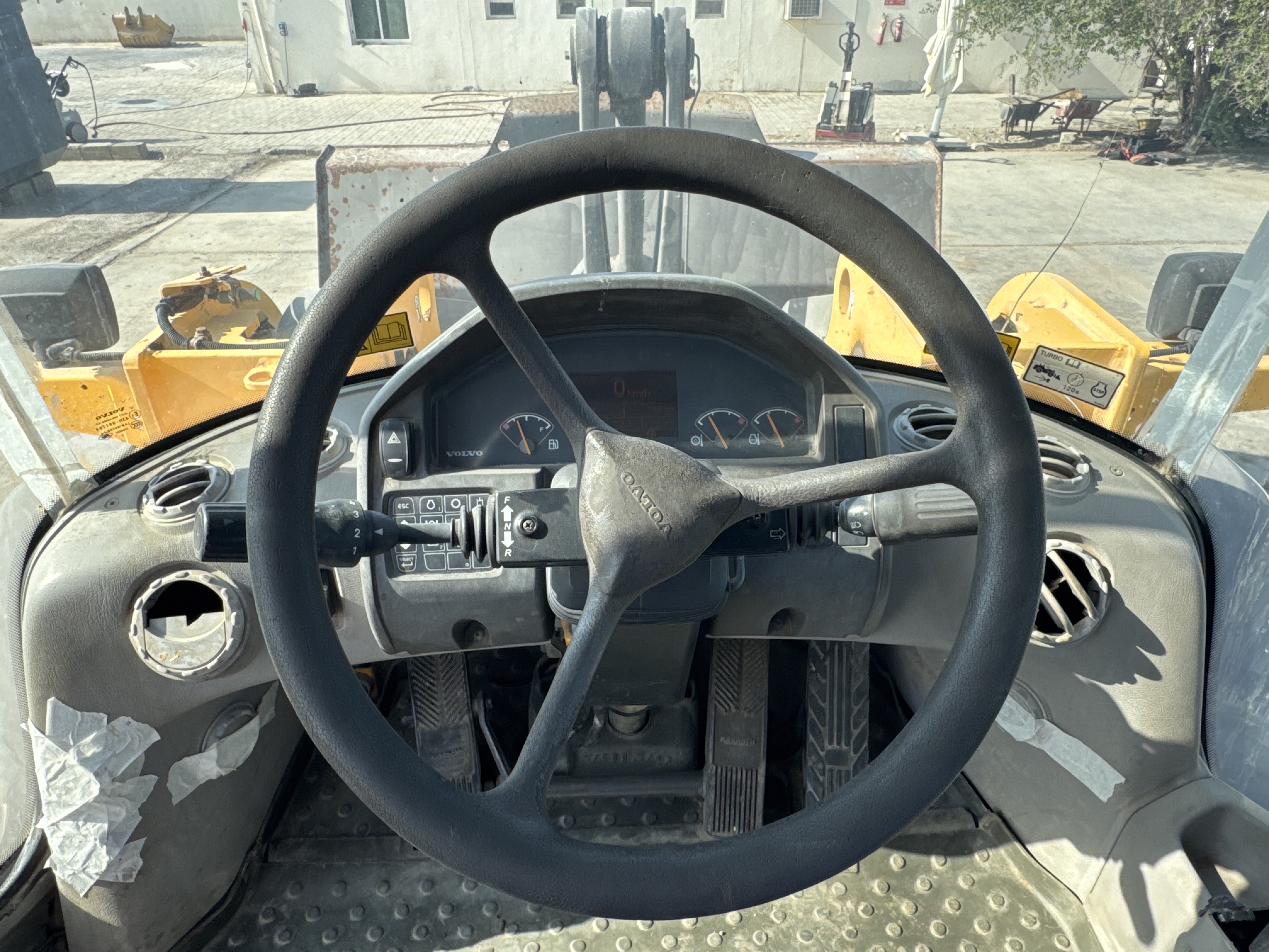 WHL-004-Volvo-L120F-Wheel-loaders-inspection-Cabin-Steering-controls-2