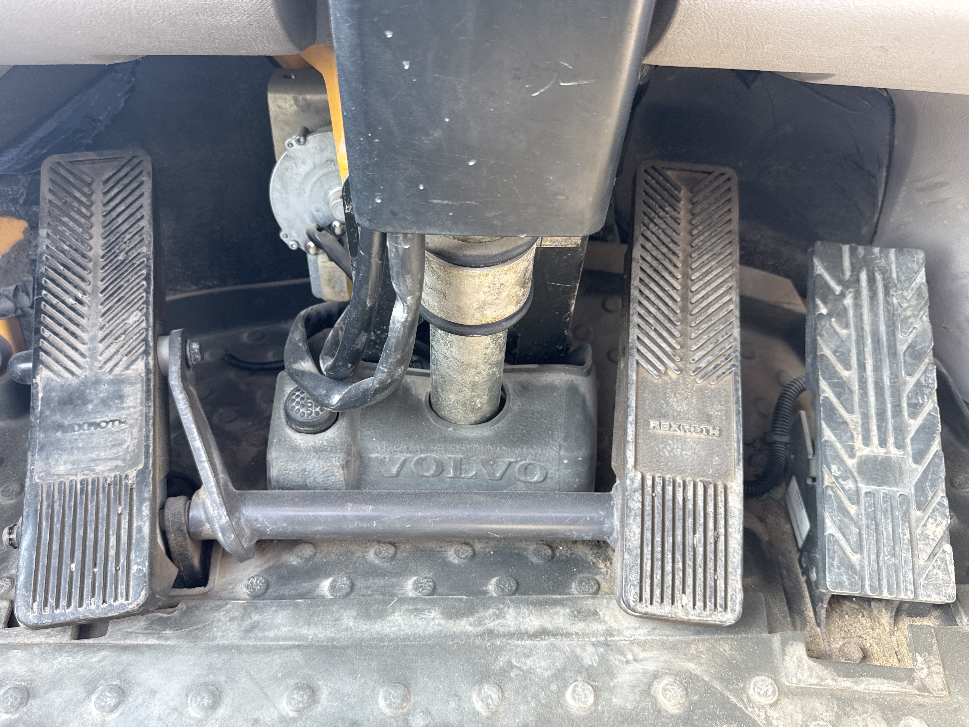 WHL-004-Volvo-L120F-Wheel-loaders-inspection-Cabin-Pedals-2