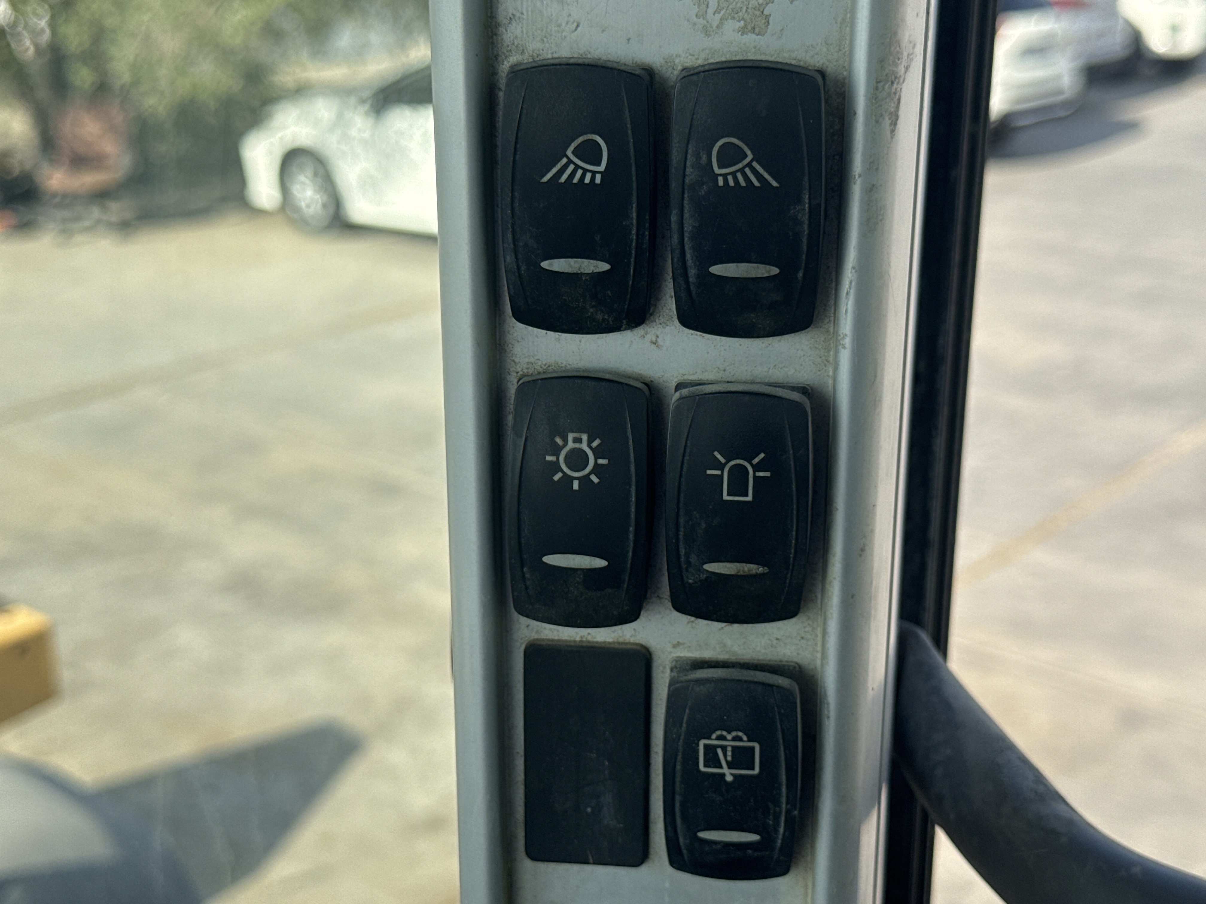 WHL-004-Volvo-L120F-Wheel-loaders-inspection-Cabin-Electronic-instrument-board-2