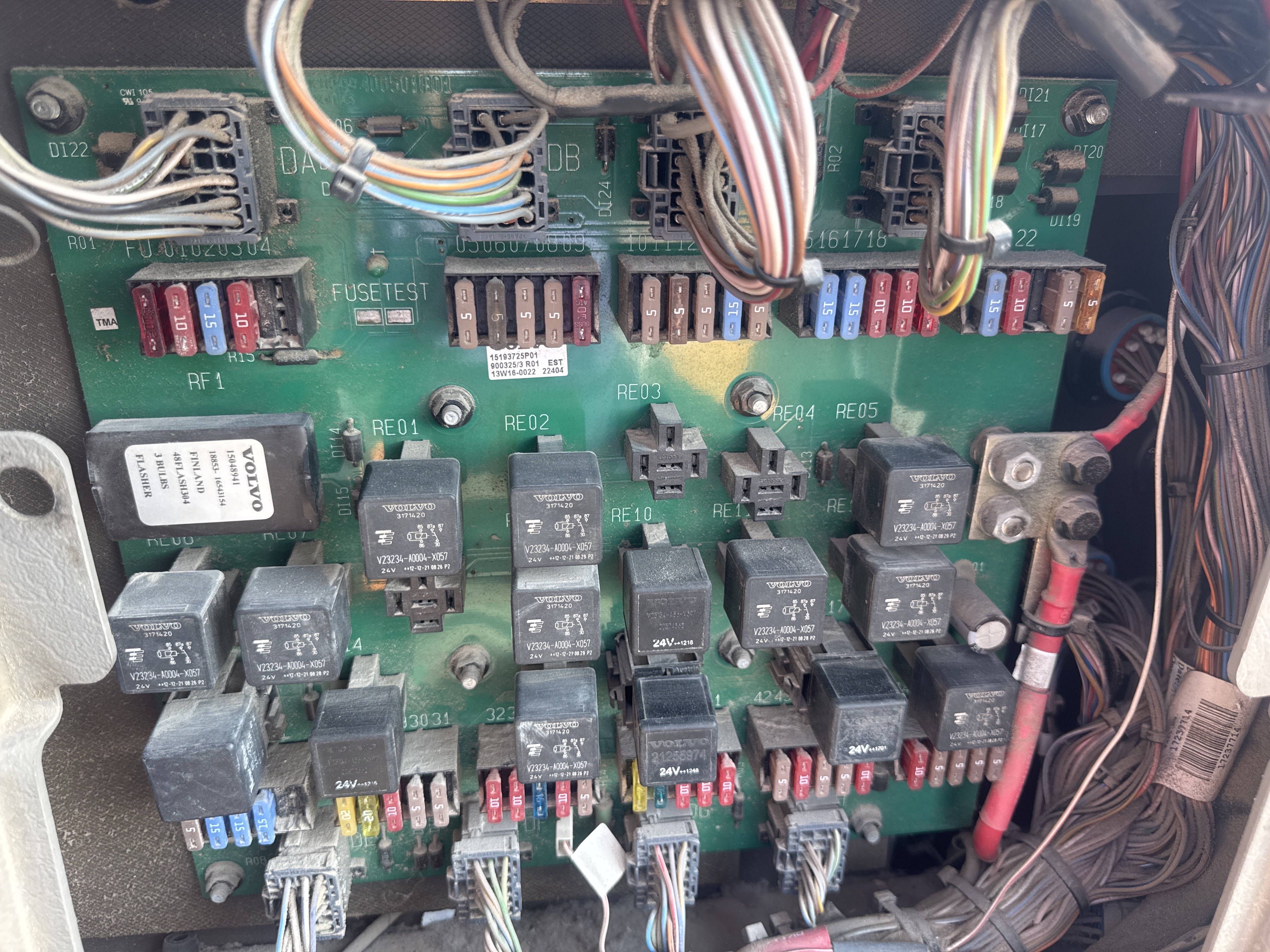 WHL-004-Volvo-L120F-Wheel-loaders-inspection-Electronic-Fuse-box-2