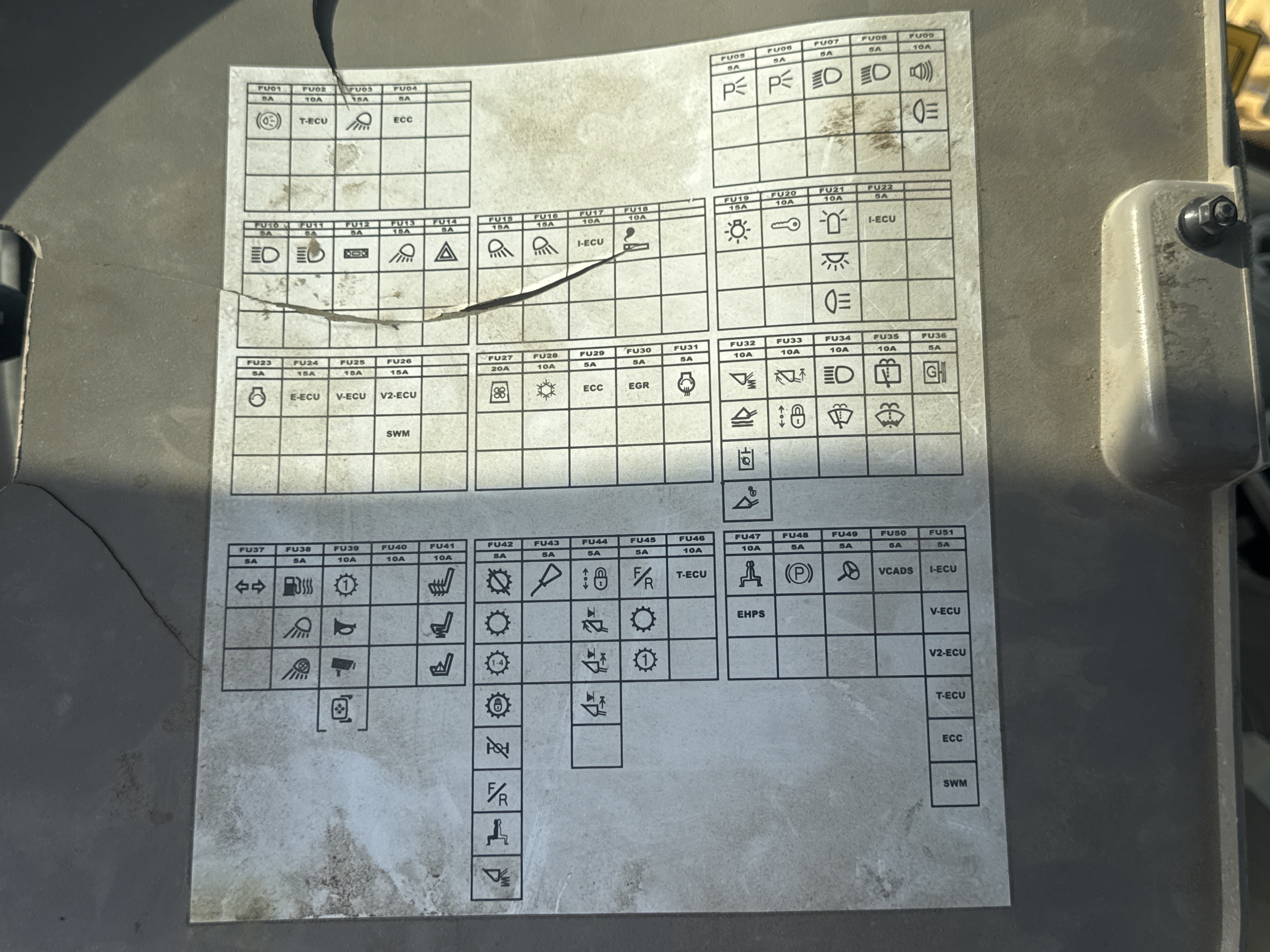 WHL-004-Volvo-L120F-Wheel-loaders-inspection-Electronic-Fuse-box-2