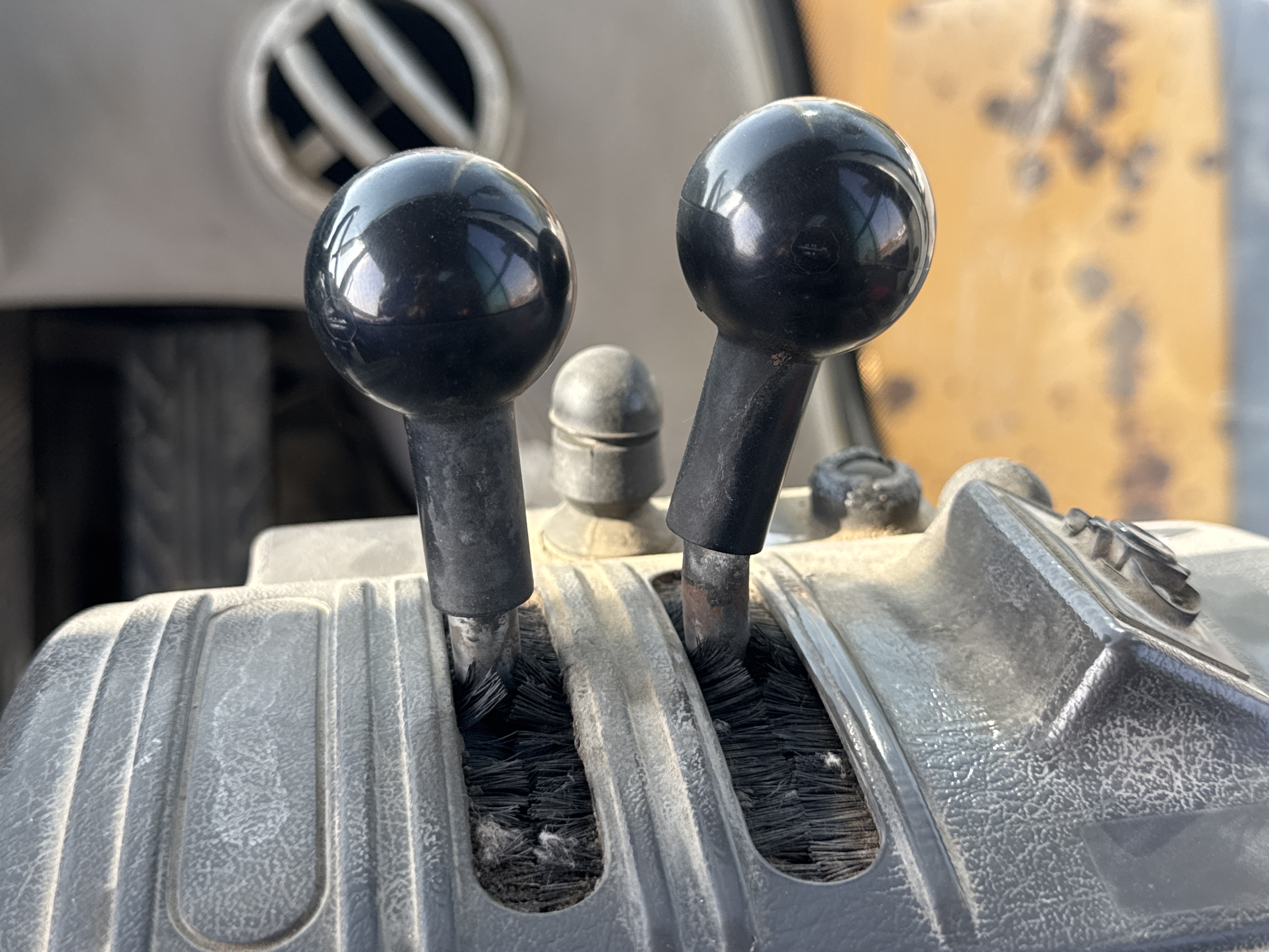 WHL-004-Volvo-L120F-Wheel-loaders-inspection-Cabin-Joysticks-2
