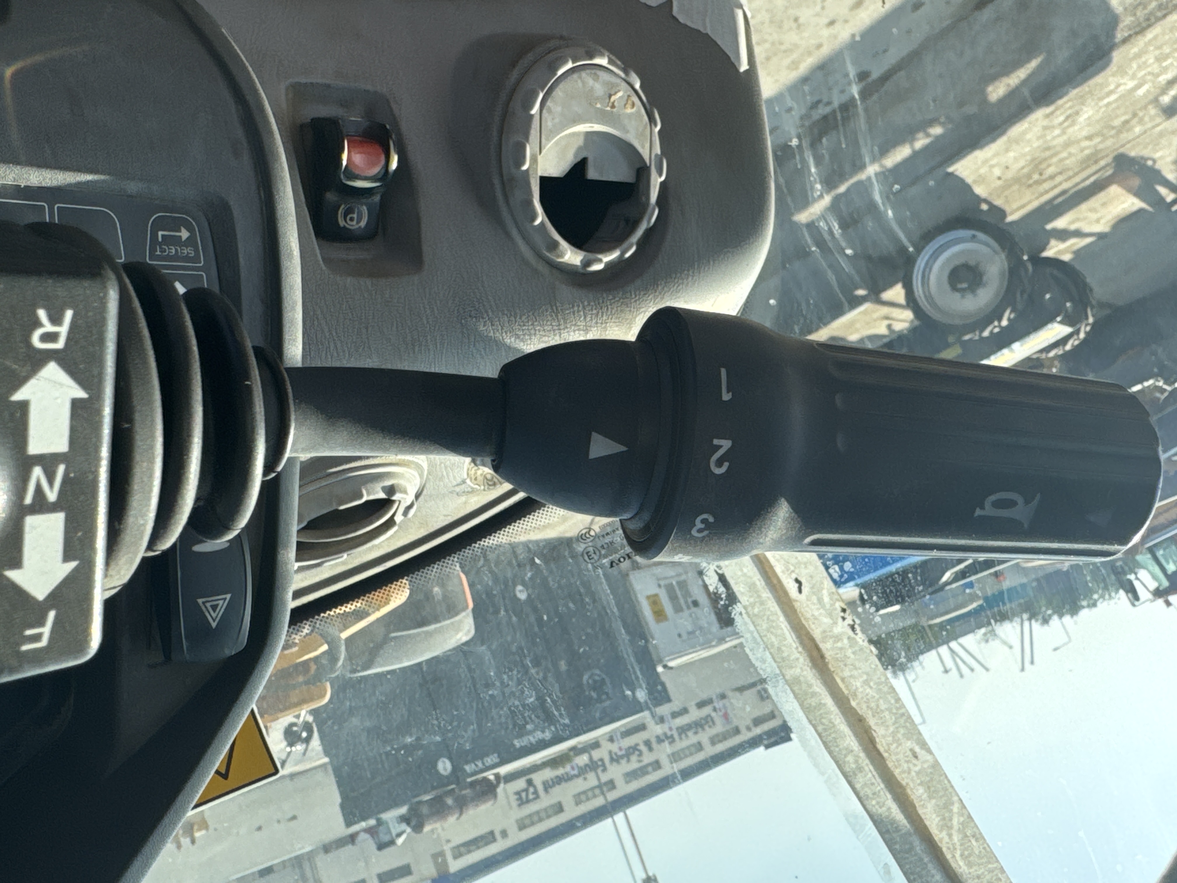 WHL-004-Volvo-L120F-Wheel-loaders-inspection-Cabin-Gear-lever-2