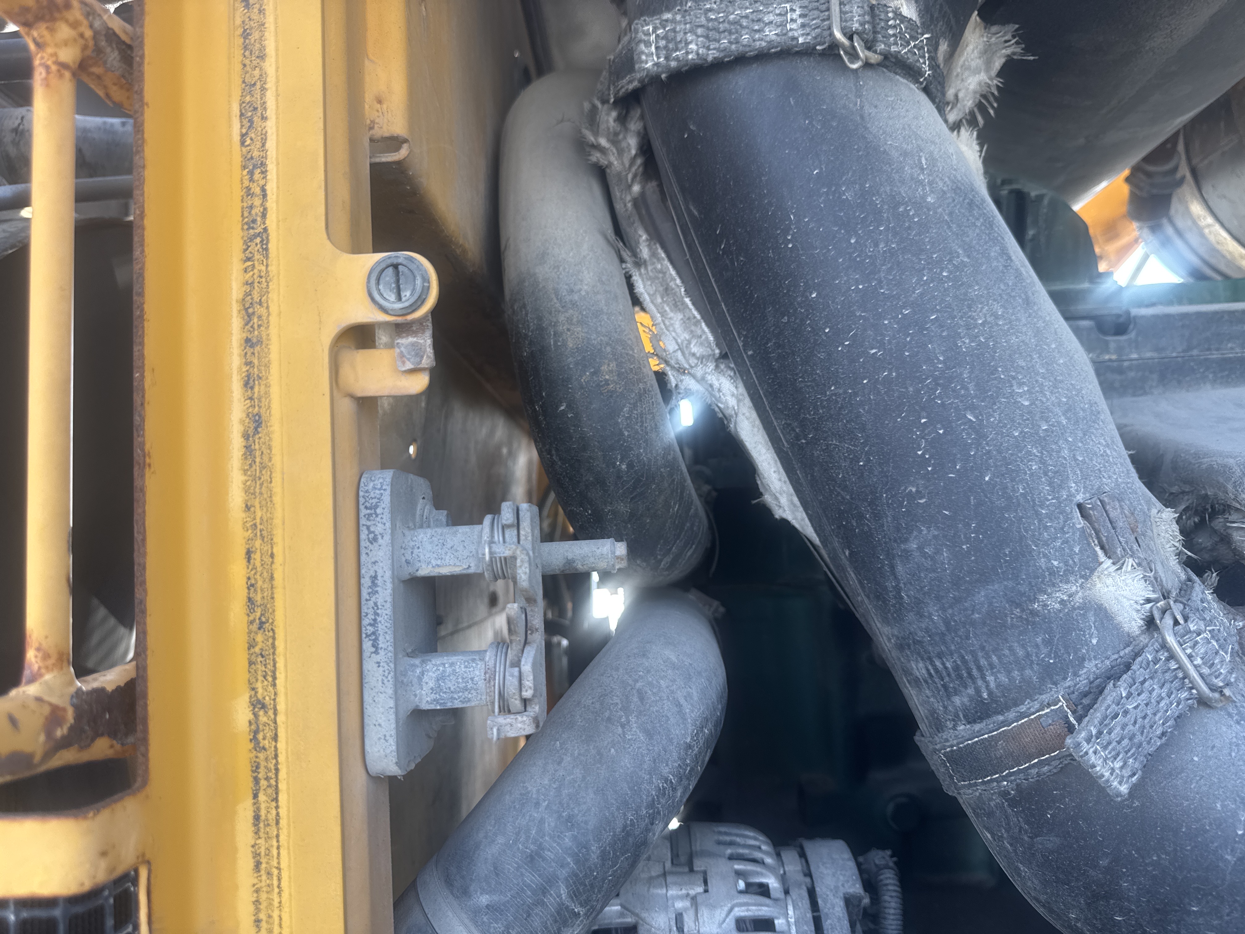 WHL-004-Volvo-L120F-Wheel-loaders-inspection-Engine-Hoses-2
