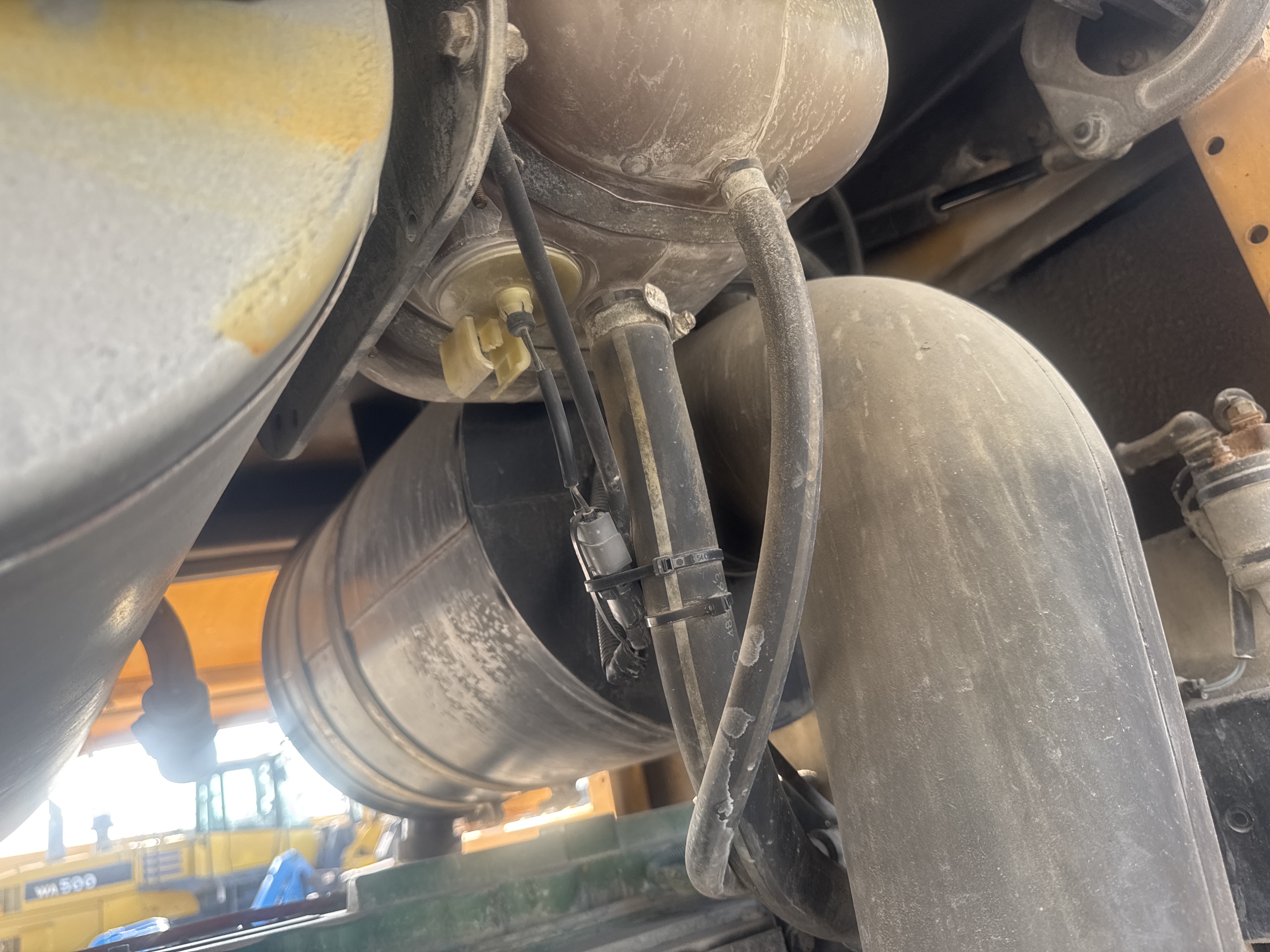 WHL-004-Volvo-L120F-Wheel-loaders-inspection-Engine-Hoses-2