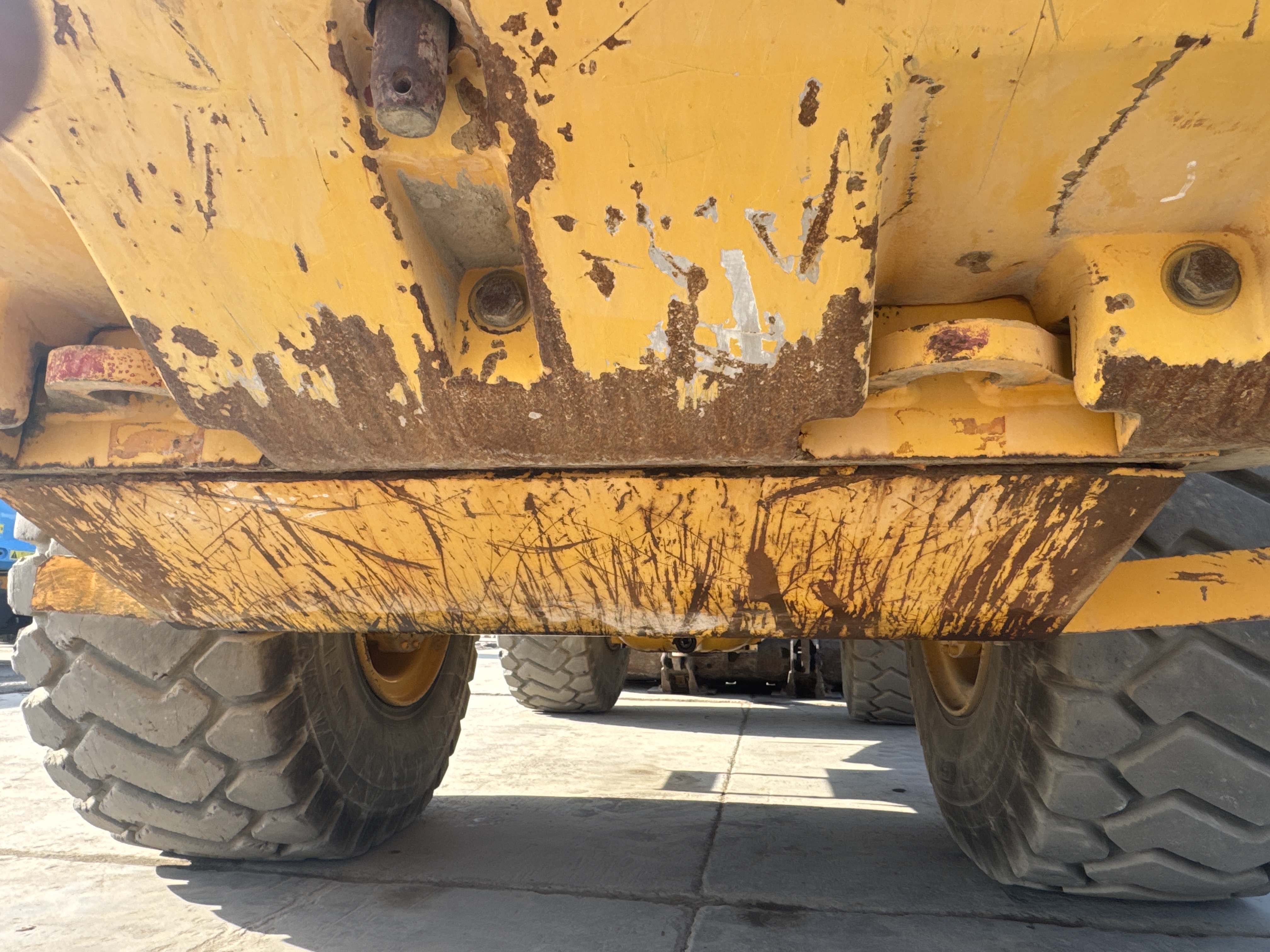 WHL-004-Volvo-L120F-Wheel-loaders-inspection-Engine-Fuel-tank-2