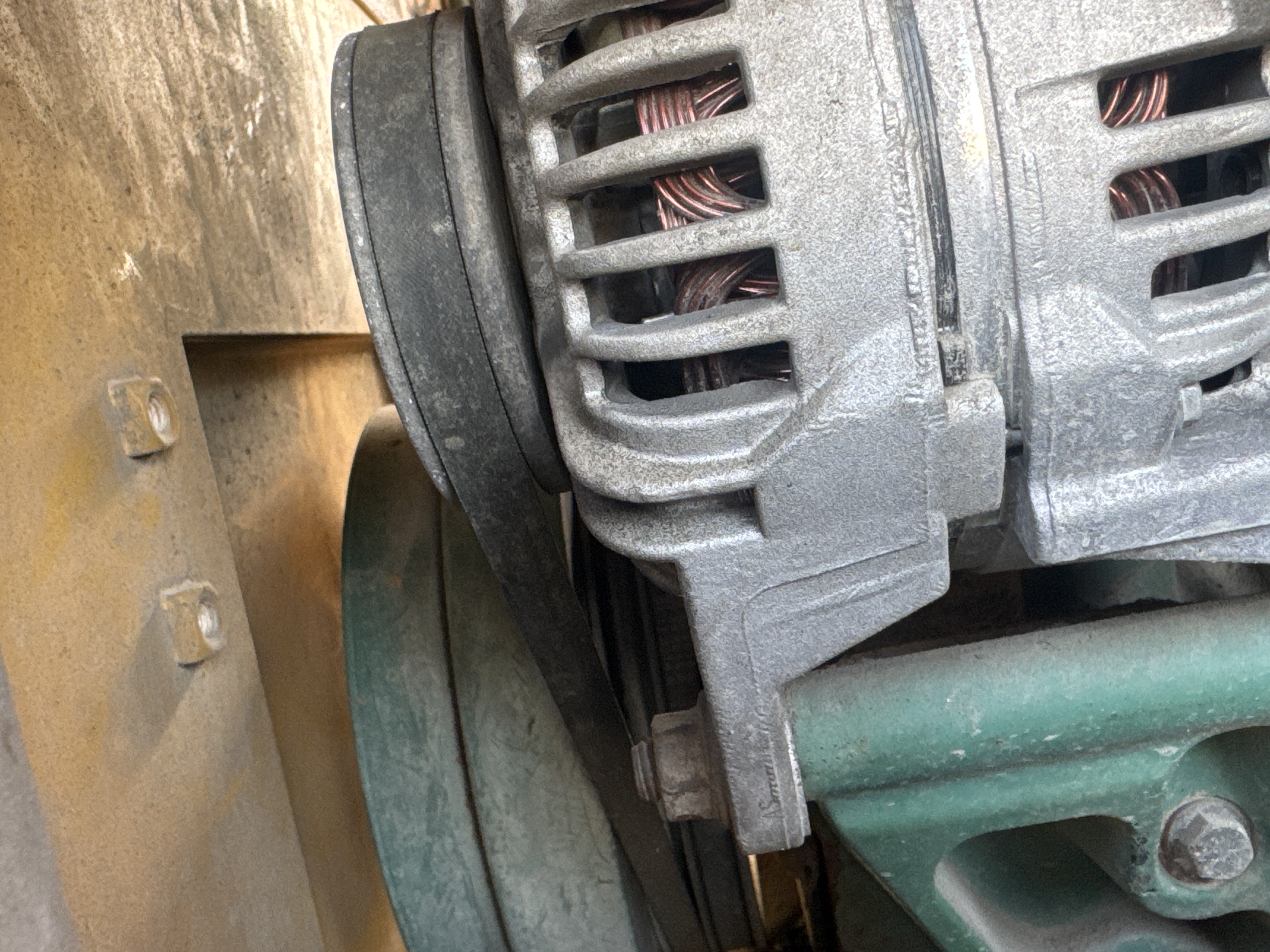 WHL-004-Volvo-L120F-Wheel-loaders-inspection-Engine-Belts-2