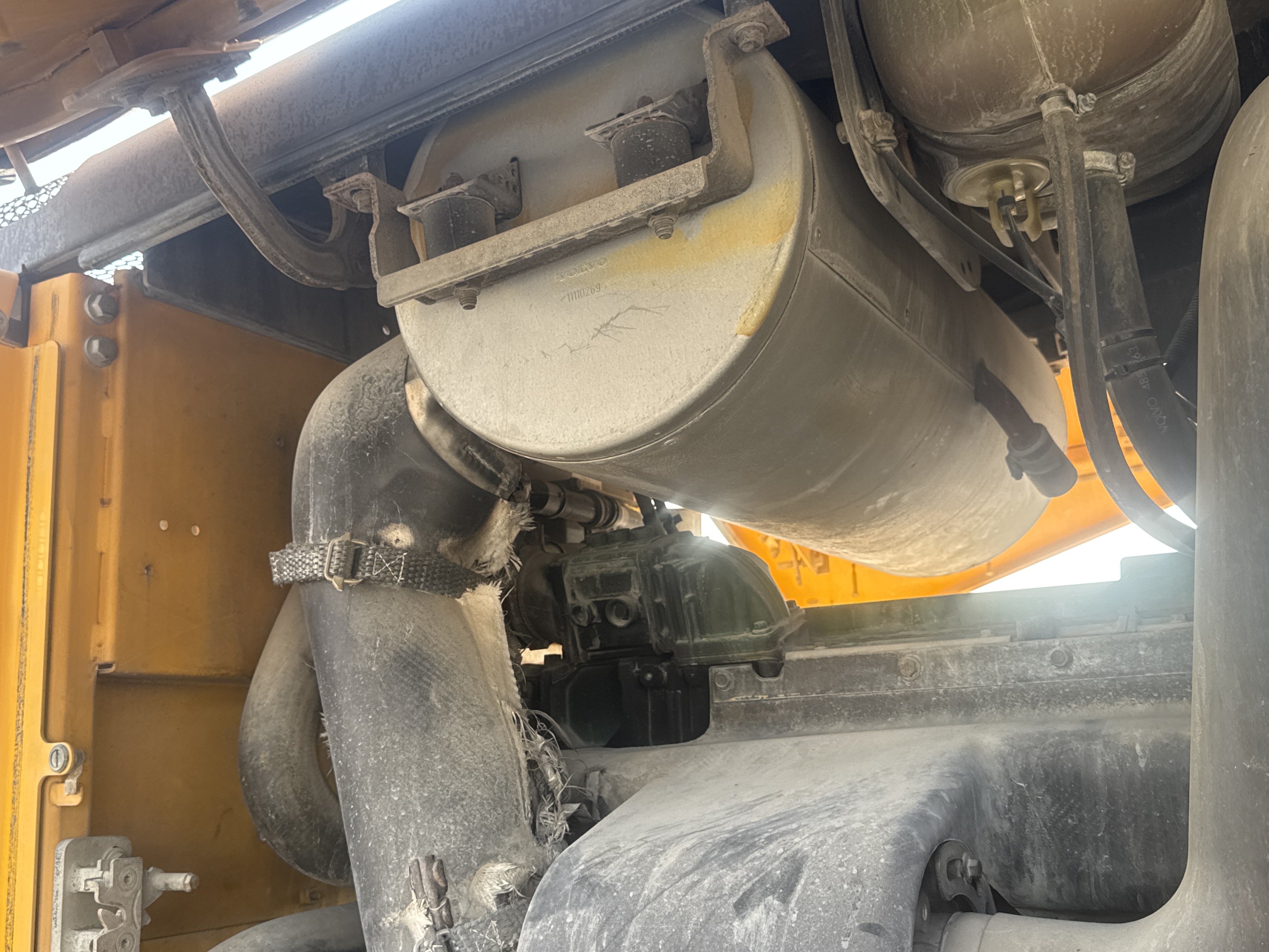WHL-004-Volvo-L120F-Wheel-loaders-inspection-Engine-Exhaust-system-2