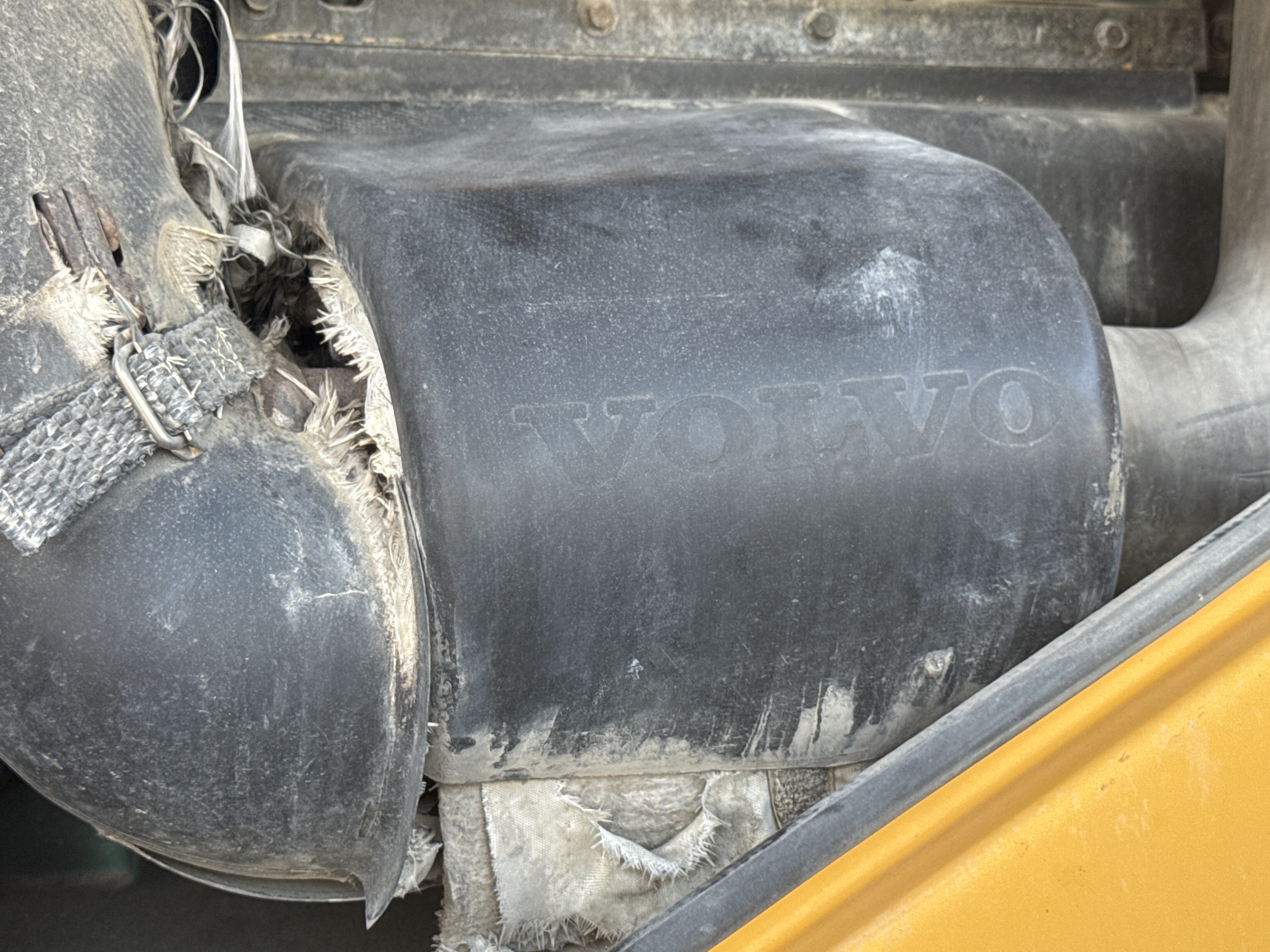 WHL-004-Volvo-L120F-Wheel-loaders-inspection-Engine-Turbo-2