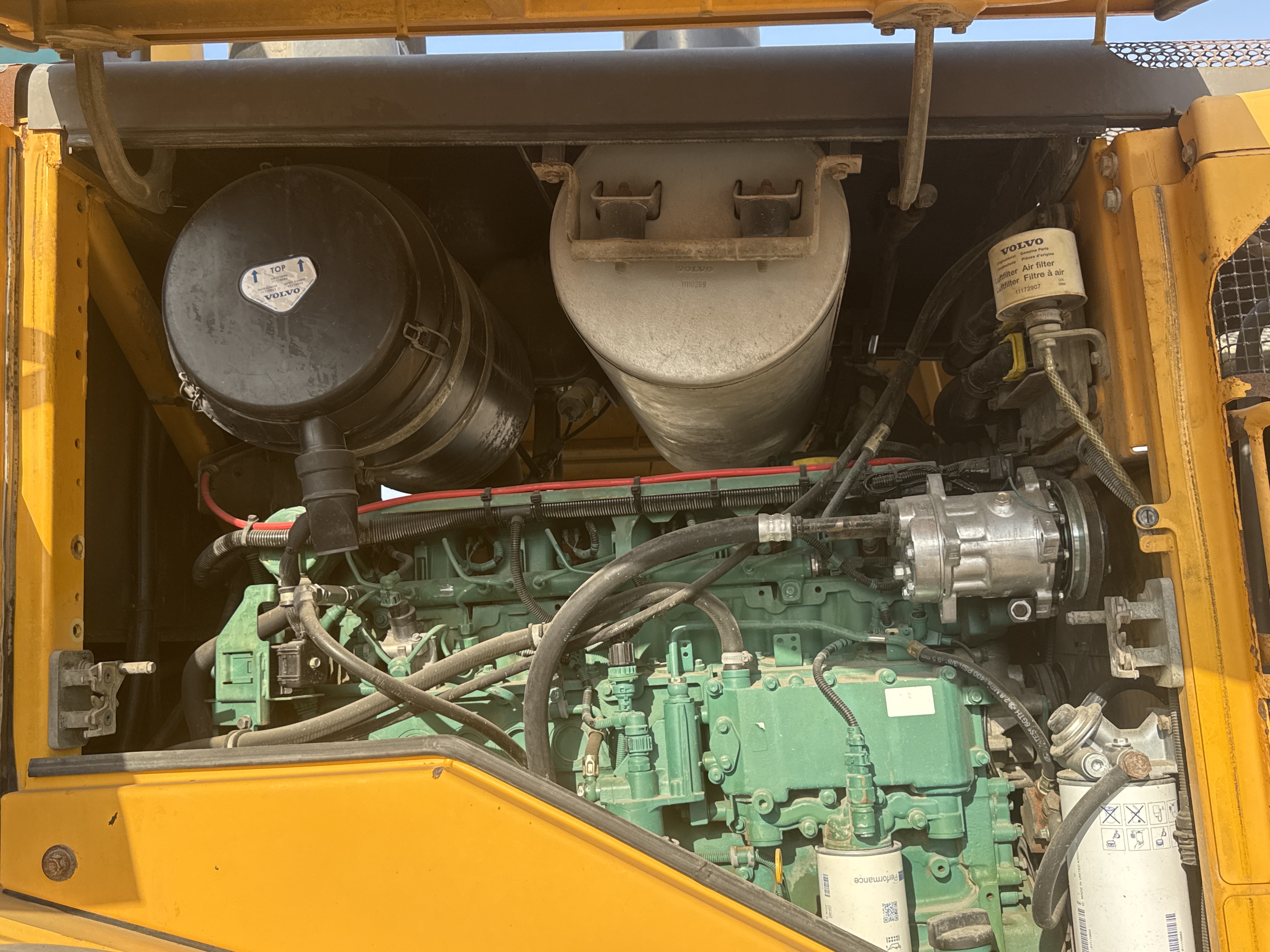 WHL-004-Volvo-L120F-Wheel-loaders-inspection-Engine-Engine-oil-leaks-2