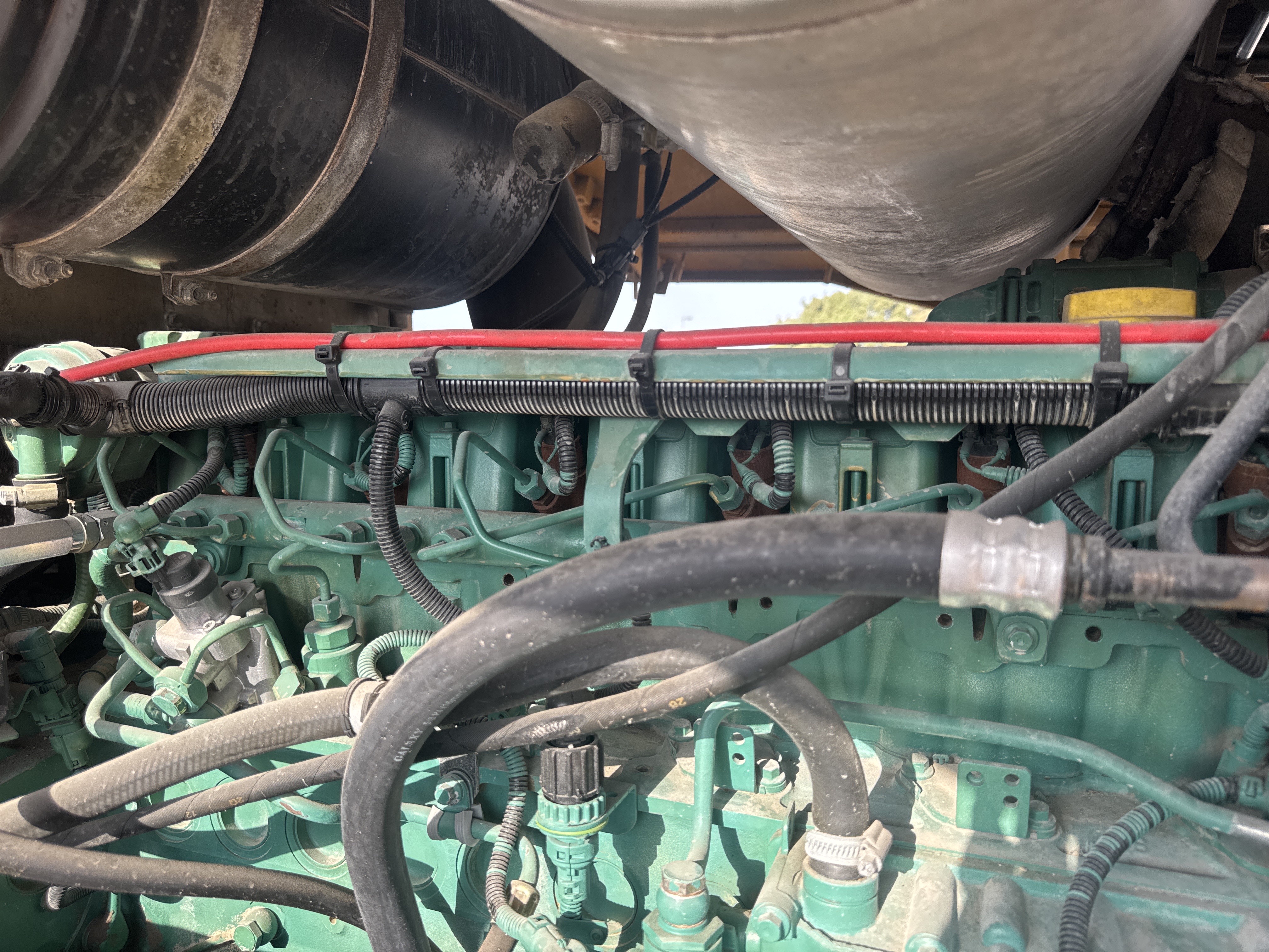 WHL-004-Volvo-L120F-Wheel-loaders-inspection-Engine-Engine-oil-leaks-2