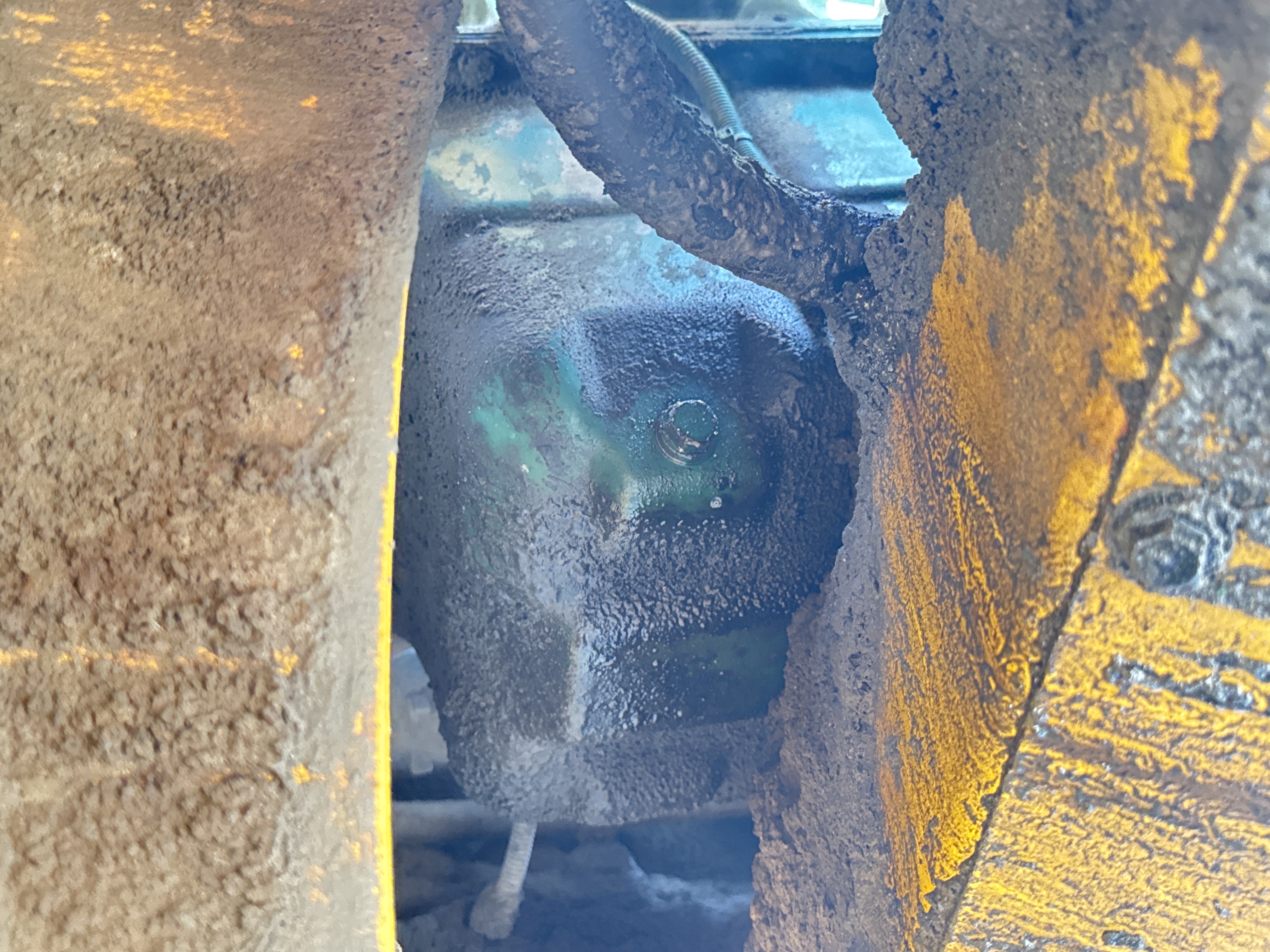 WHL-004-Volvo-L120F-Wheel-loaders-inspection-Engine-Engine-oil-leaks-2