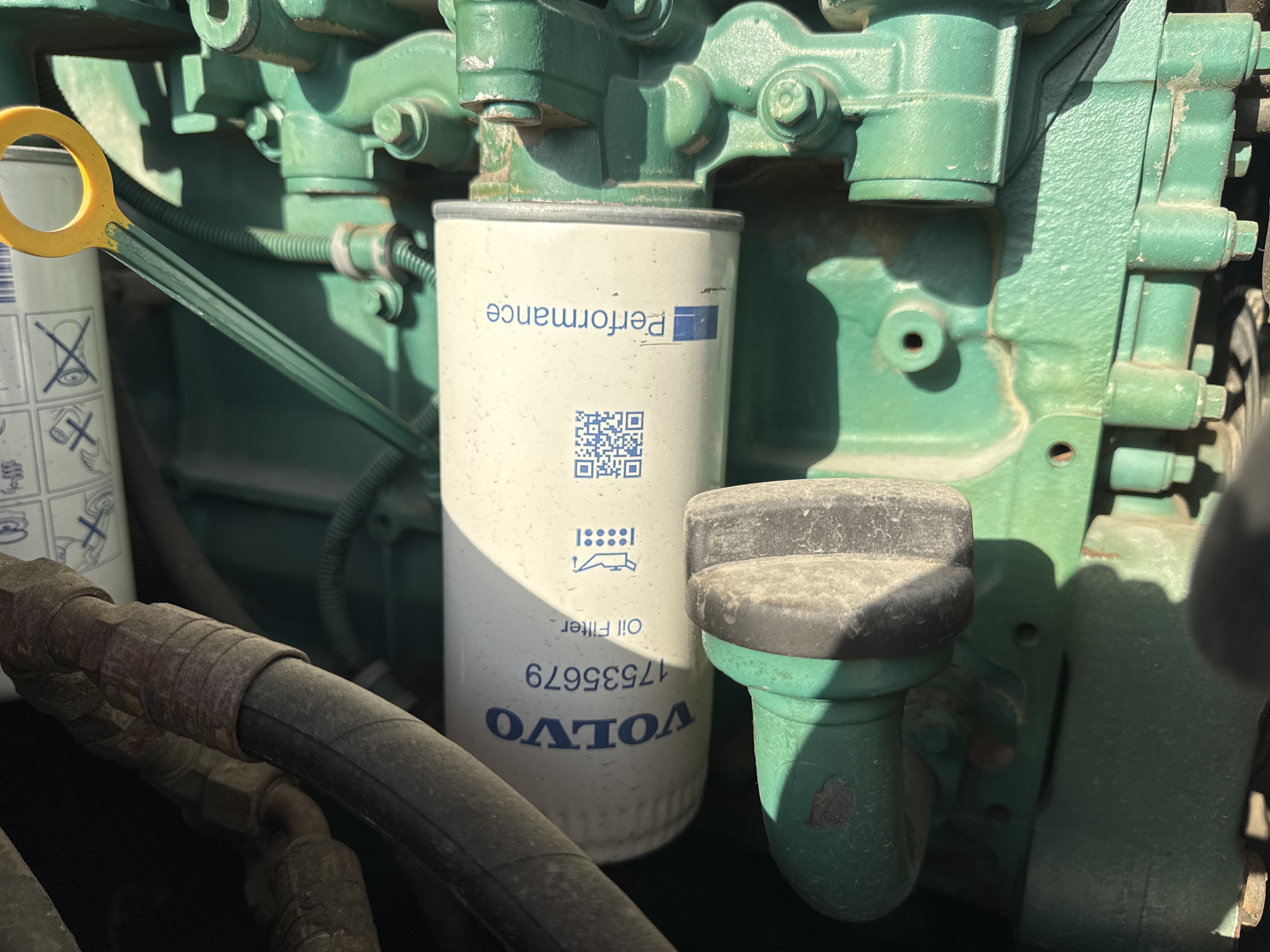 WHL-004-Volvo-L120F-Wheel-loaders-inspection-Engine-Engine-oil-leaks-4