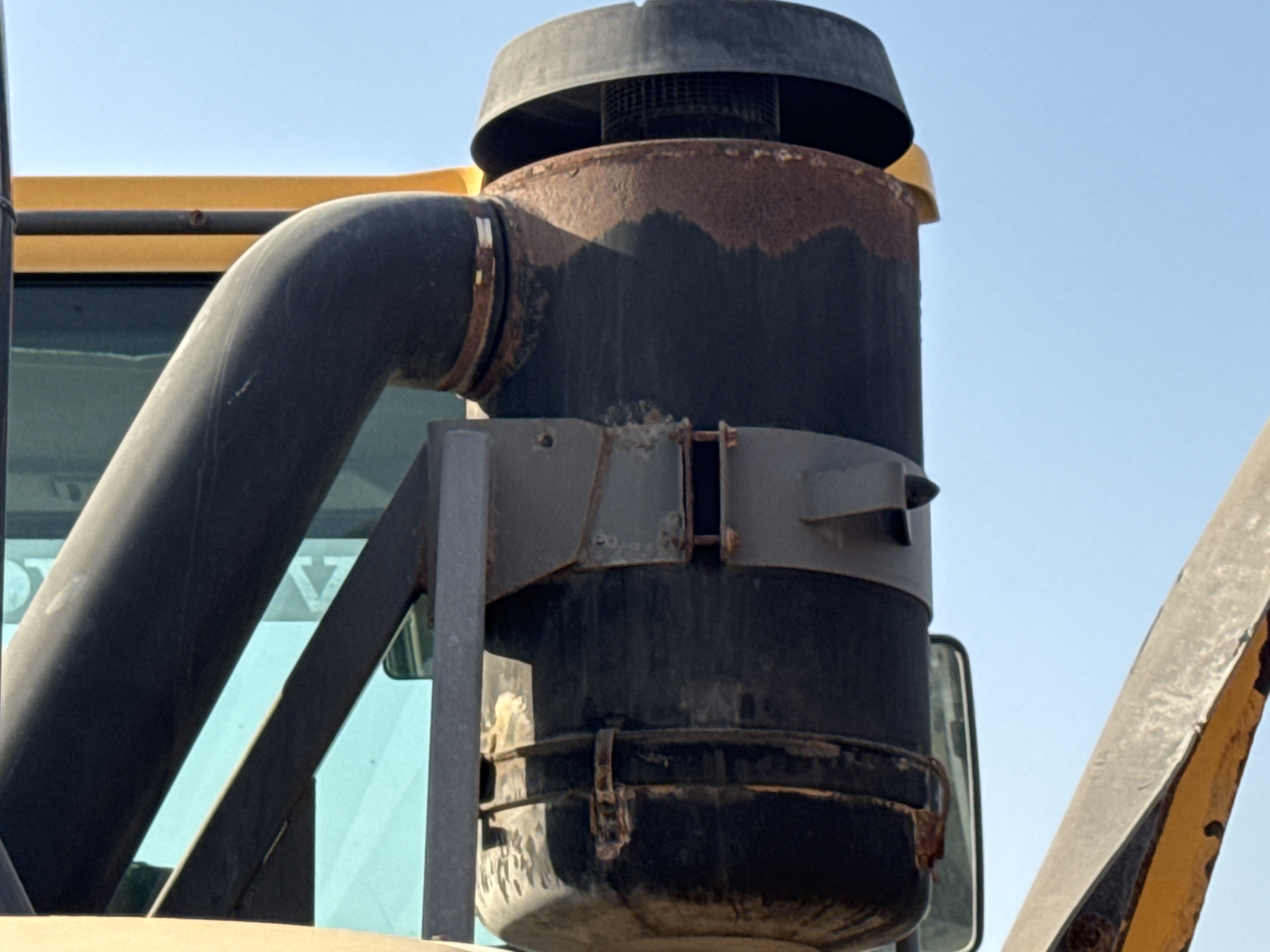 WHL-004-Volvo-L120F-Wheel-loaders-inspection-Engine-Air-intake-system-2