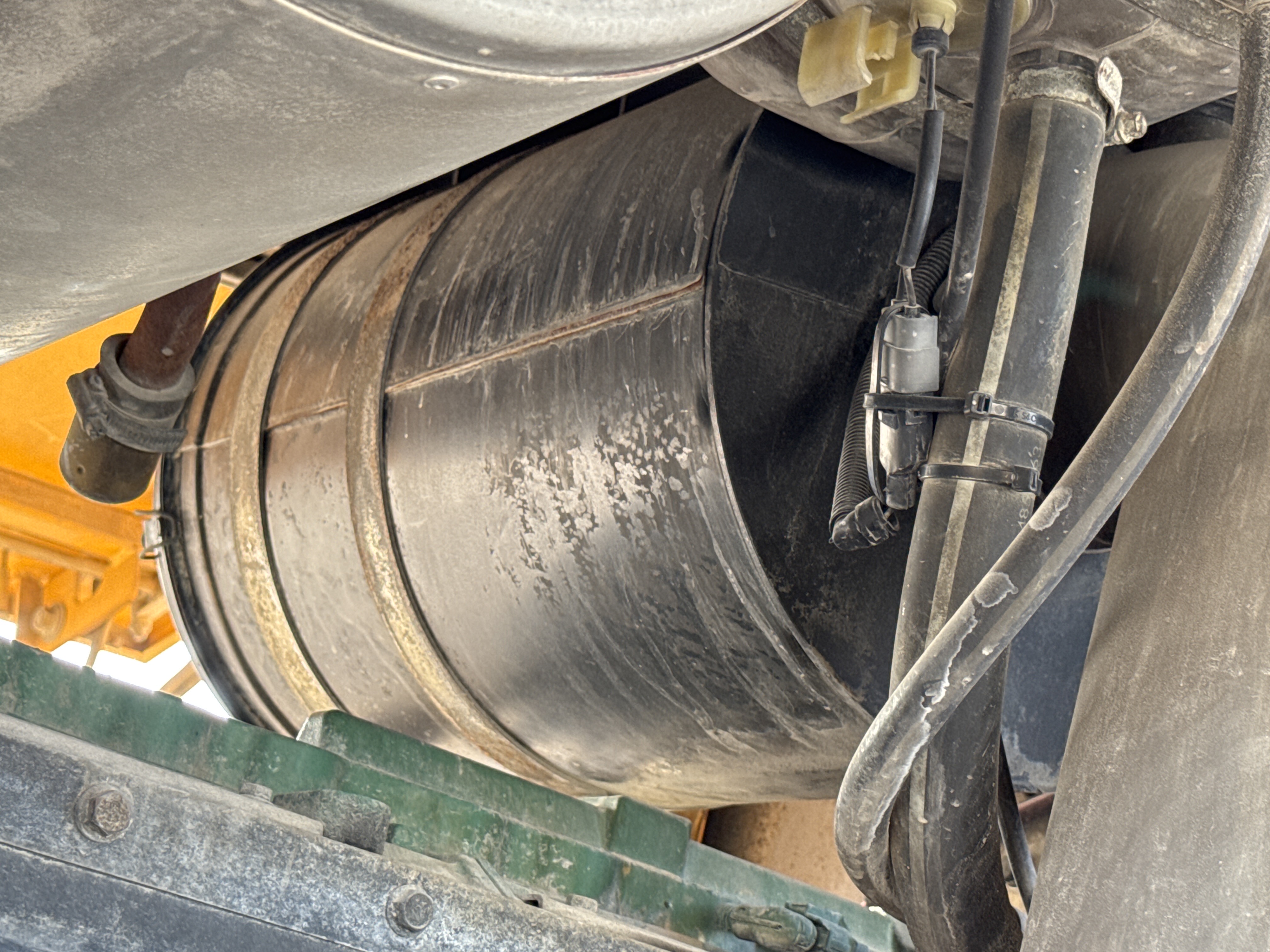WHL-004-Volvo-L120F-Wheel-loaders-inspection-Engine-Air-intake-system-2