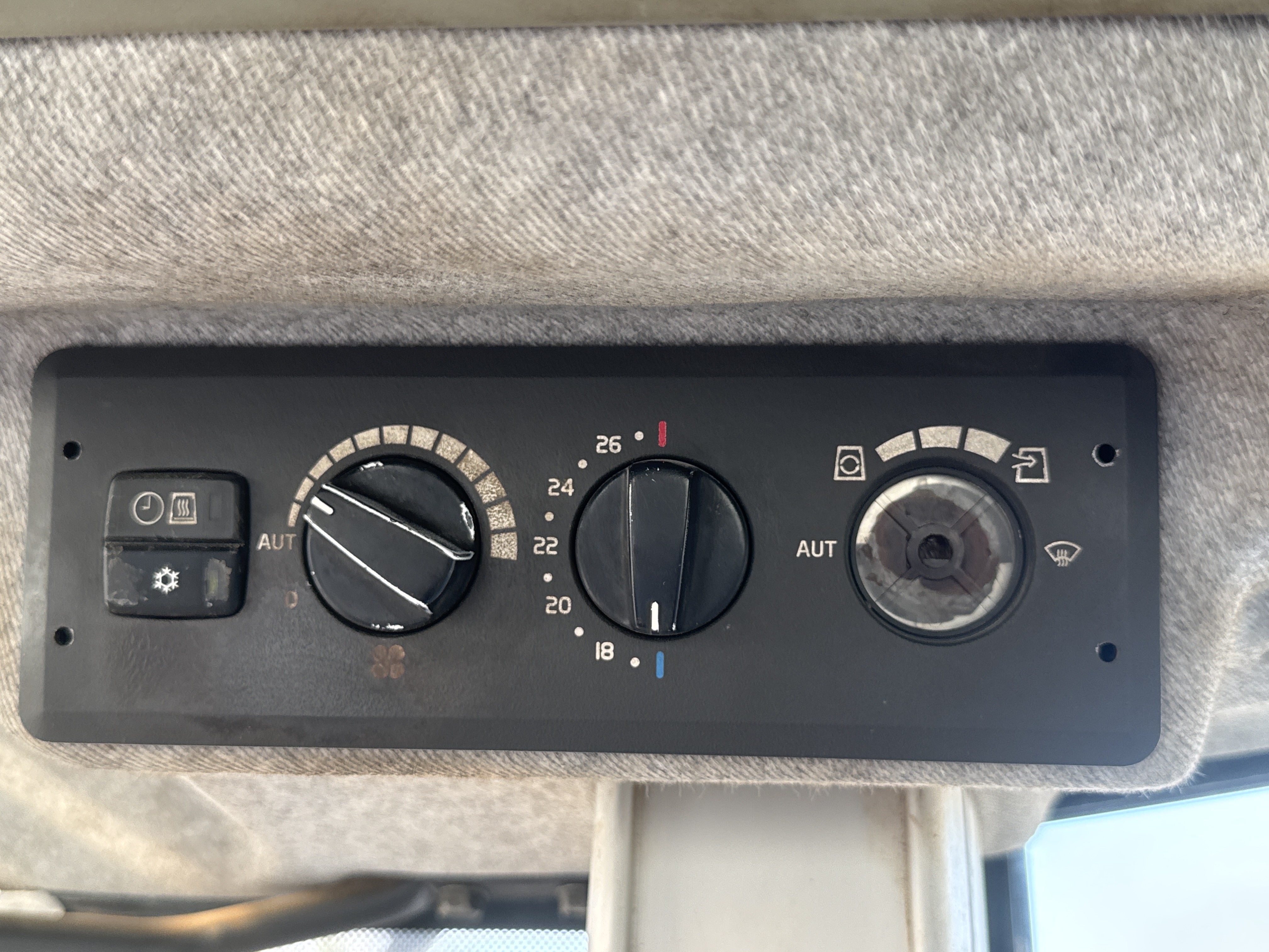 WHL-004-Volvo-L120F-Wheel-loaders-inspection-Air-conditioning-A/C-control-panel-2