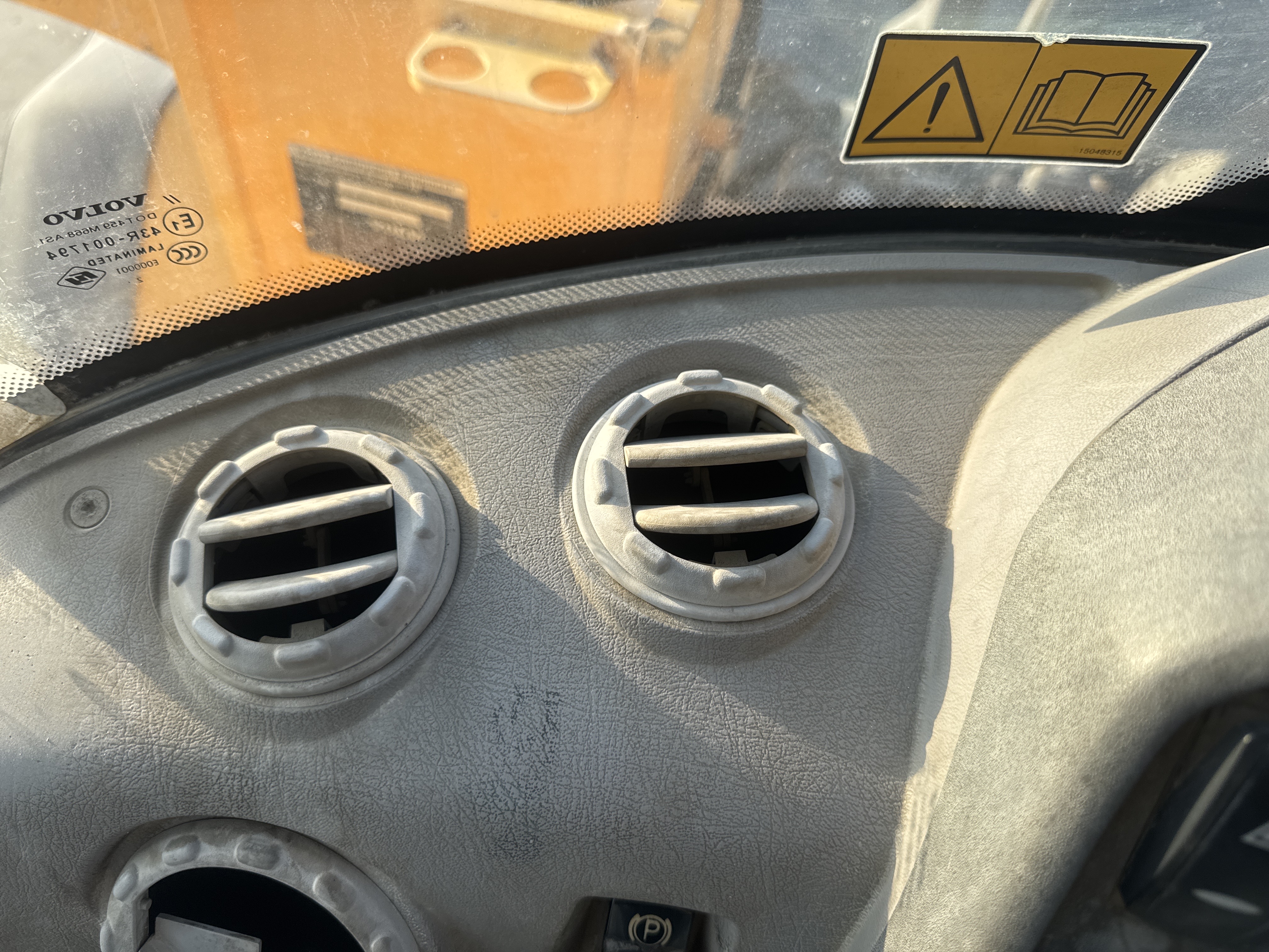 WHL-004-Volvo-L120F-Wheel-loaders-inspection-Air-conditioning-Vents-and-air-flow-2