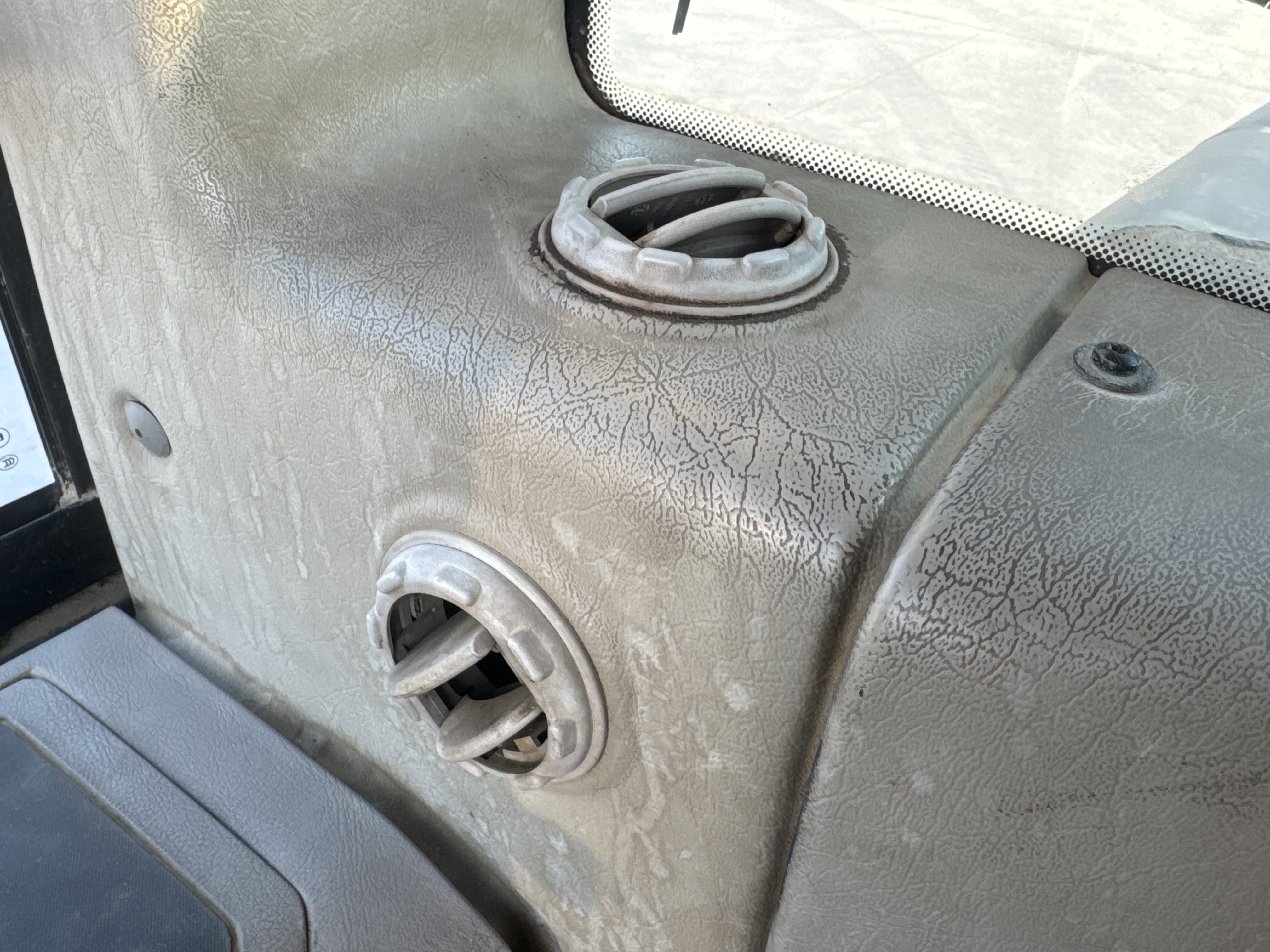 WHL-004-Volvo-L120F-Wheel-loaders-inspection-Air-conditioning-Vents-and-air-flow-2