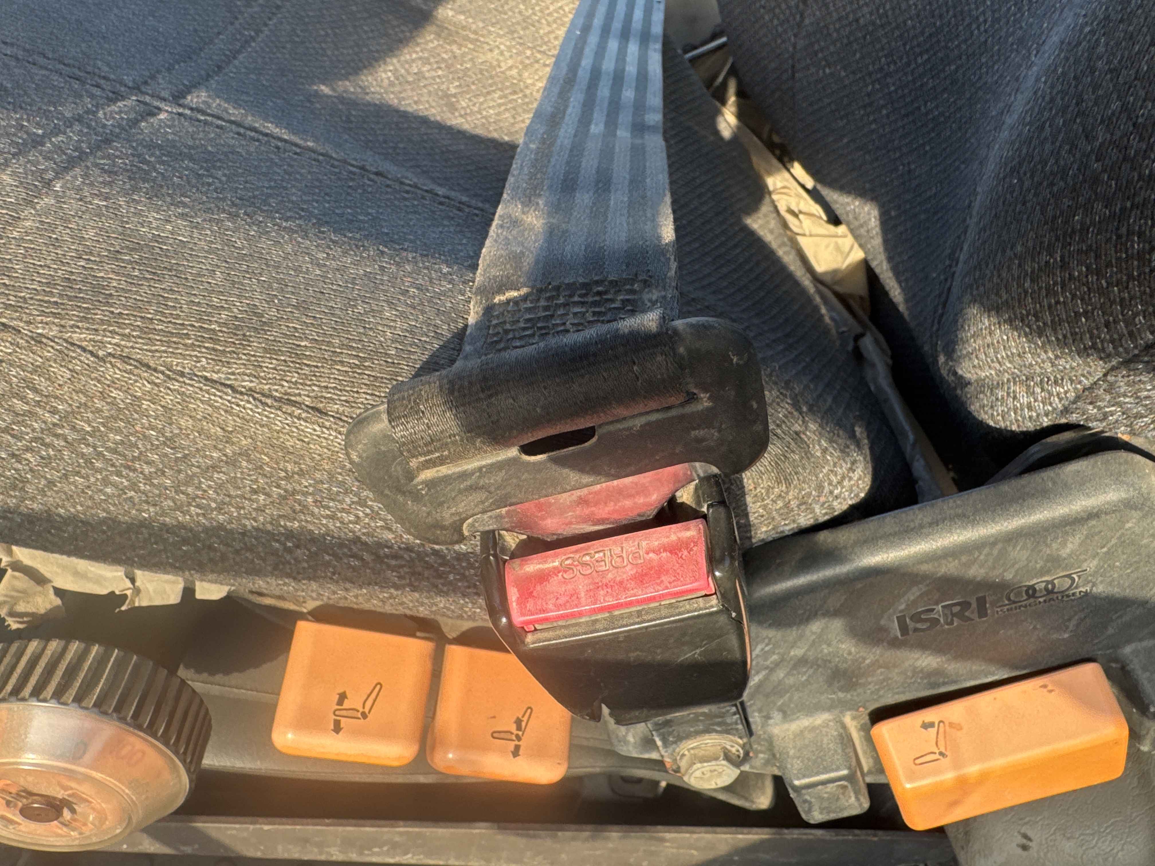 WHL-004-Volvo-L120F-Wheel-loaders-inspection-Safety-Seat-belts-2