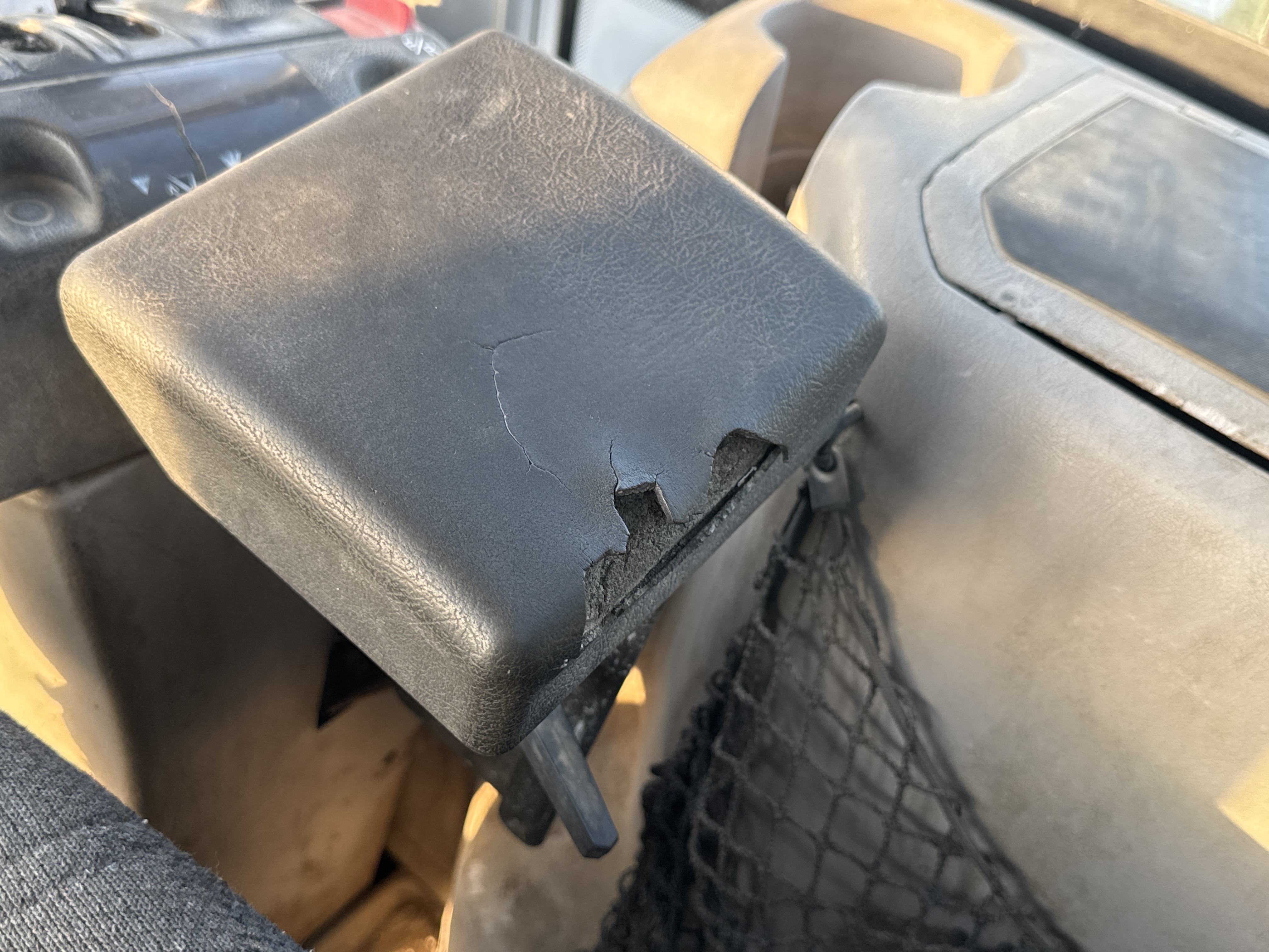WHL-004-Volvo-L120F-Wheel-loaders-inspection-Cabin-Seats/armrests-2