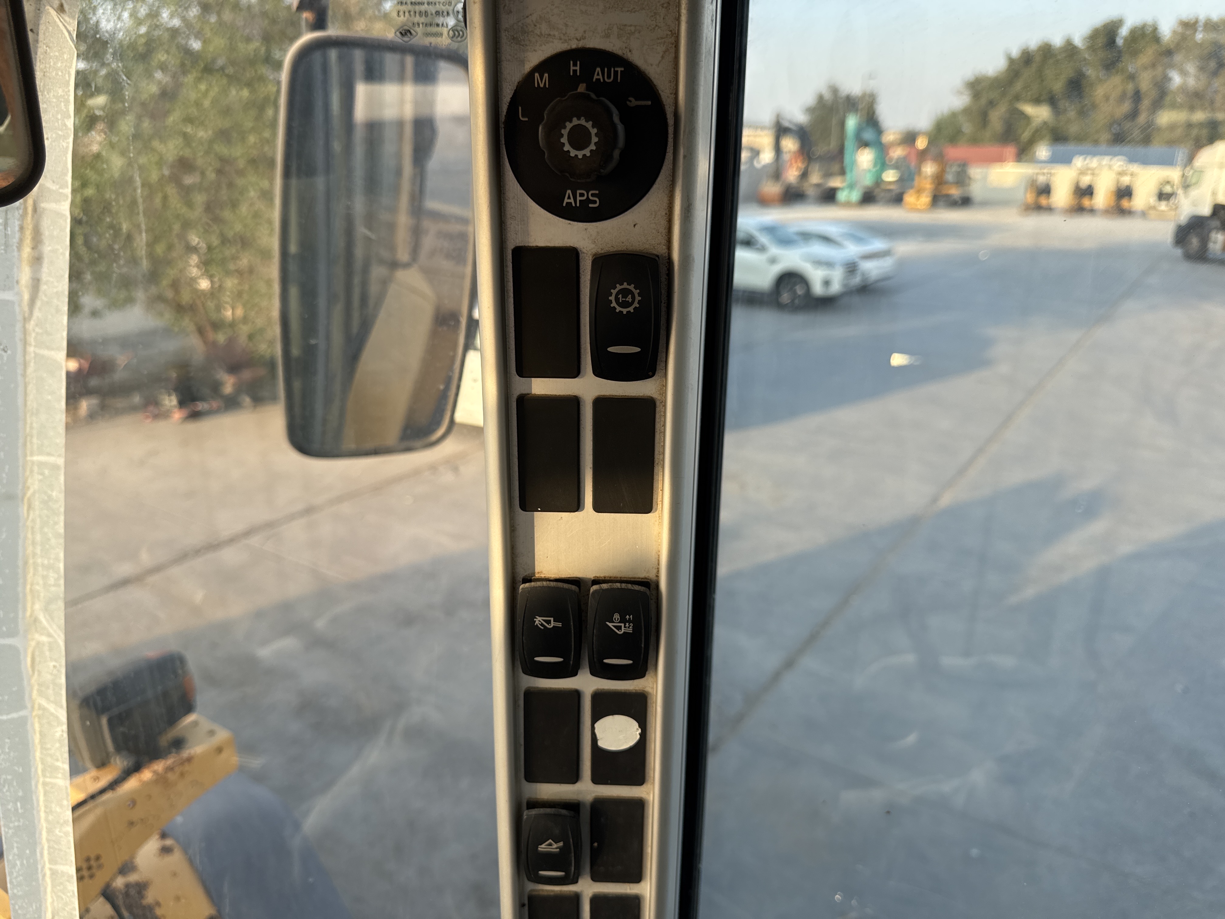WHL-004-Volvo-L120F-Wheel-loaders-inspection-Cabin-Electronic-instrument-board-3