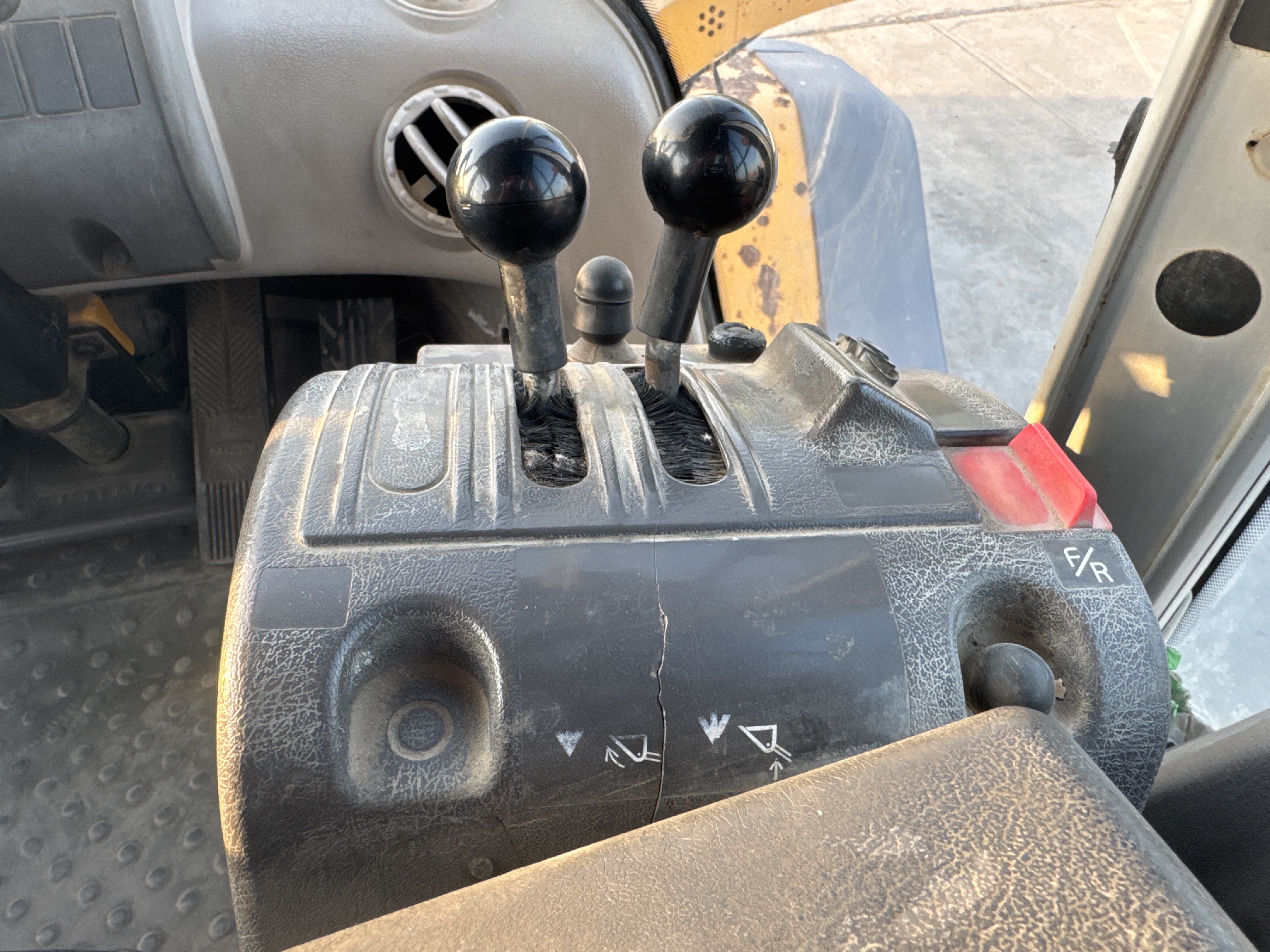 WHL-004-Volvo-L120F-Wheel-loaders-inspection-Cabin-Joysticks-2