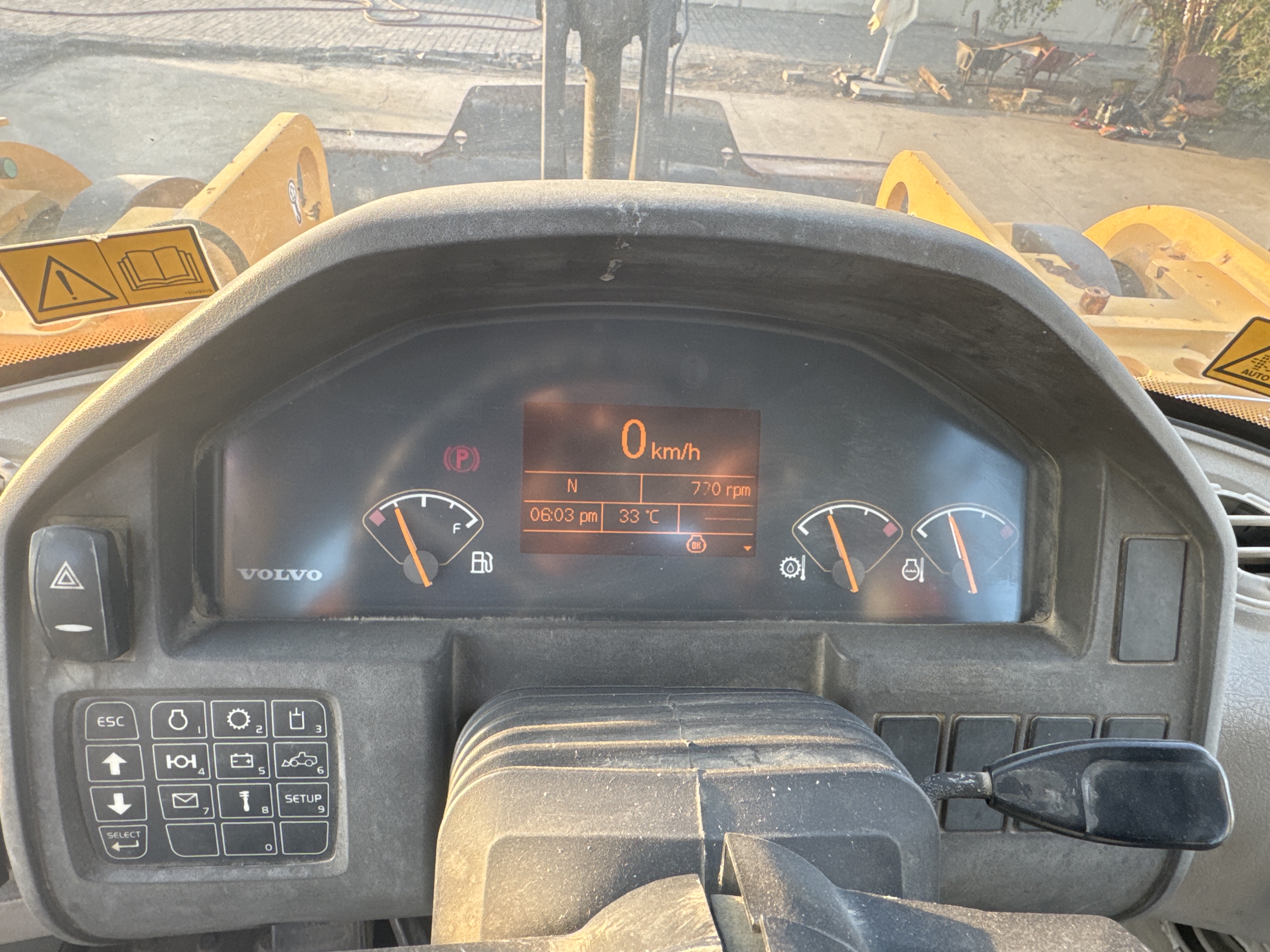 WHL-004-Volvo-L120F-Wheel-loaders-inspection-Cabin-Instrument-cluster-2