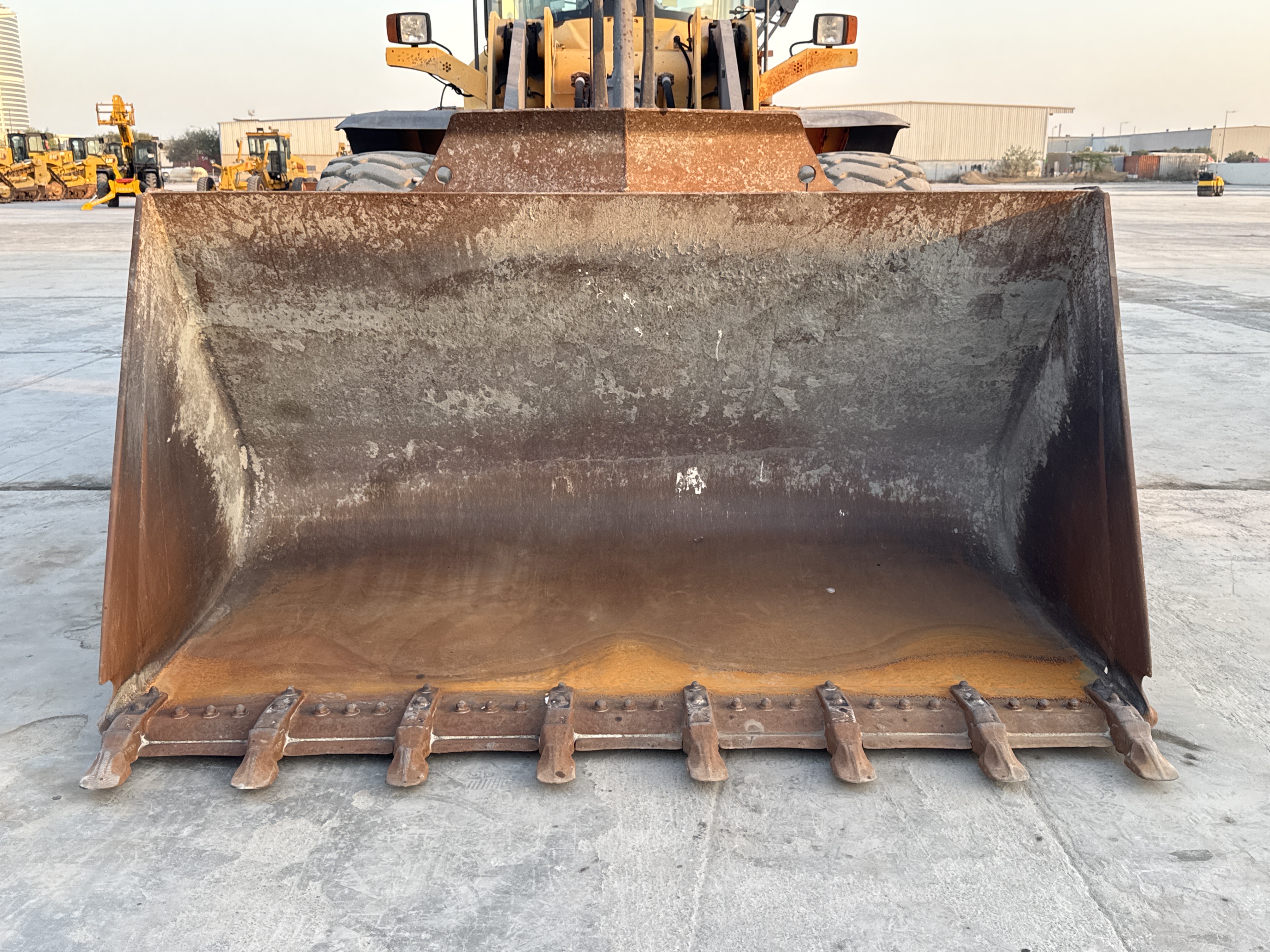 WHL-004-Volvo-L120F-Wheel-loaders-inspection-Attachments-Loader-bucket-condition-2