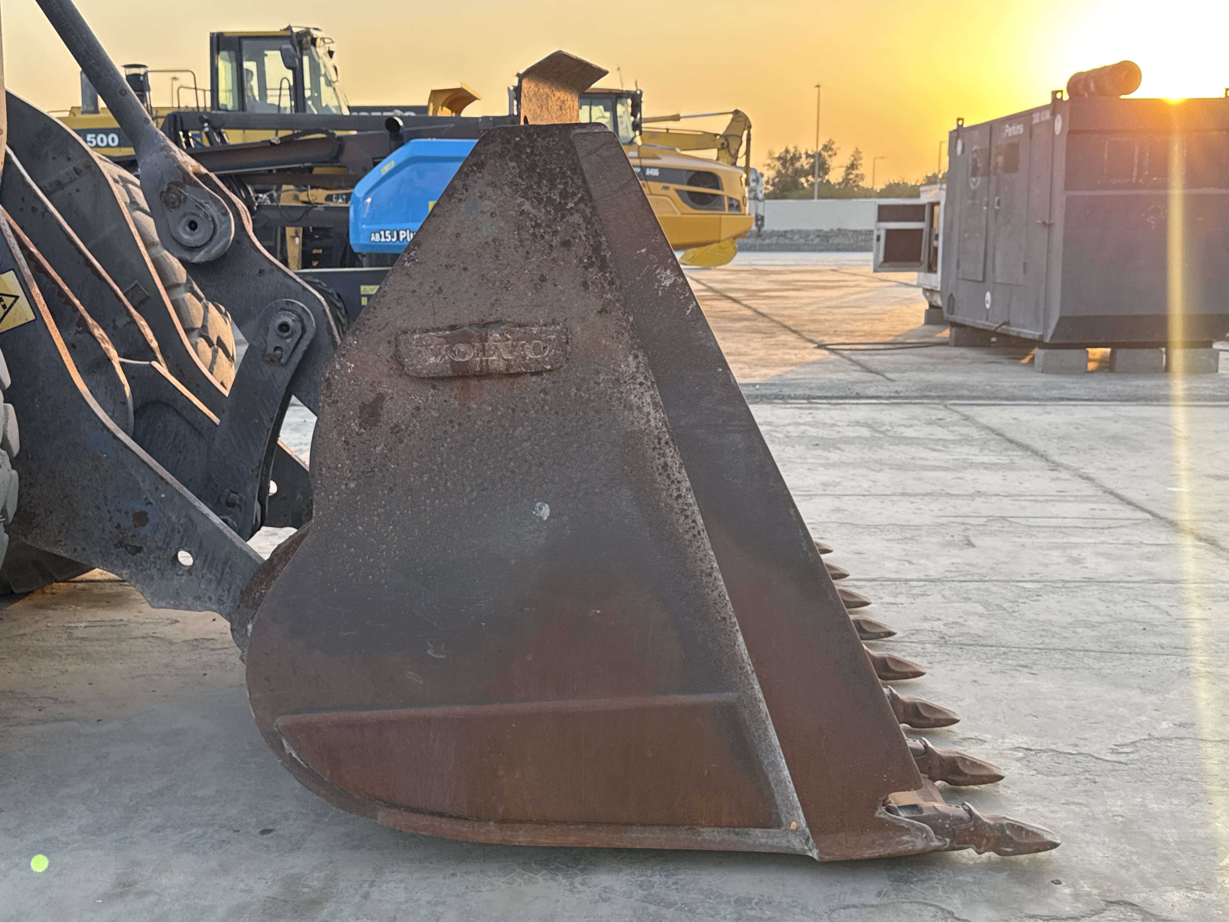 WHL-004-Volvo-L120F-Wheel-loaders-inspection-Attachments-Loader-bucket-condition-2
