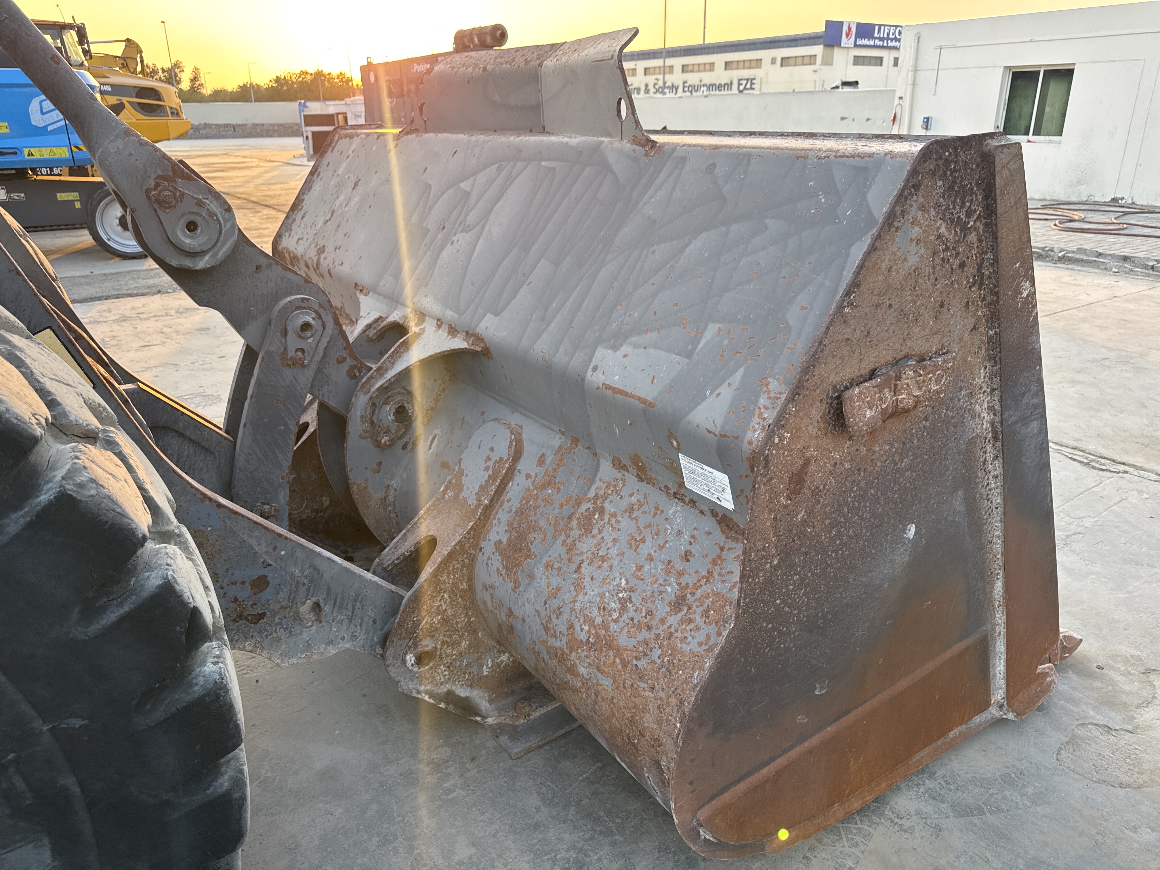 WHL-004-Volvo-L120F-Wheel-loaders-inspection-Attachments-Loader-bucket-condition-2