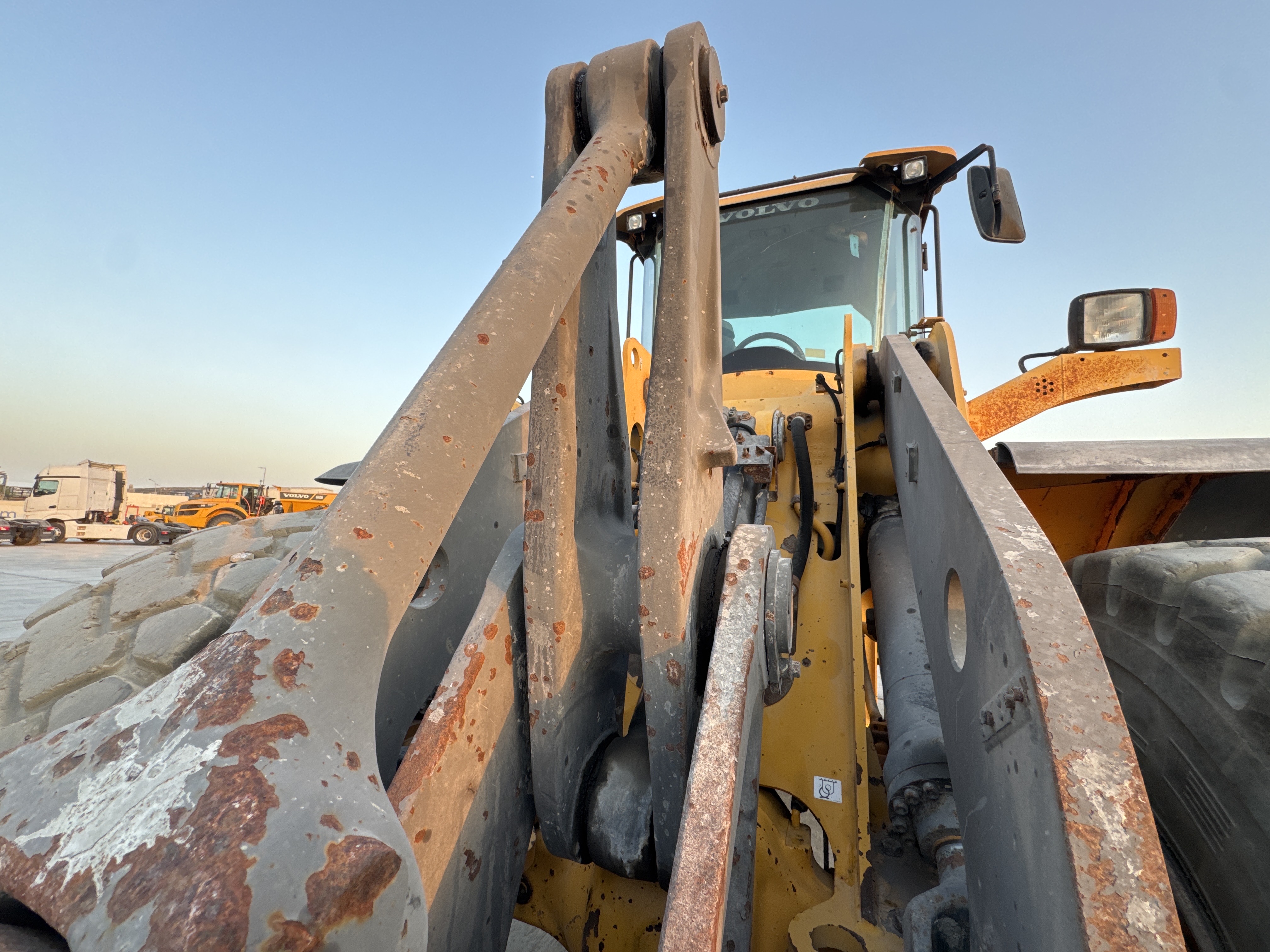WHL-004-Volvo-L120F-Wheel-loaders-inspection-Structure-Bell-crank-2