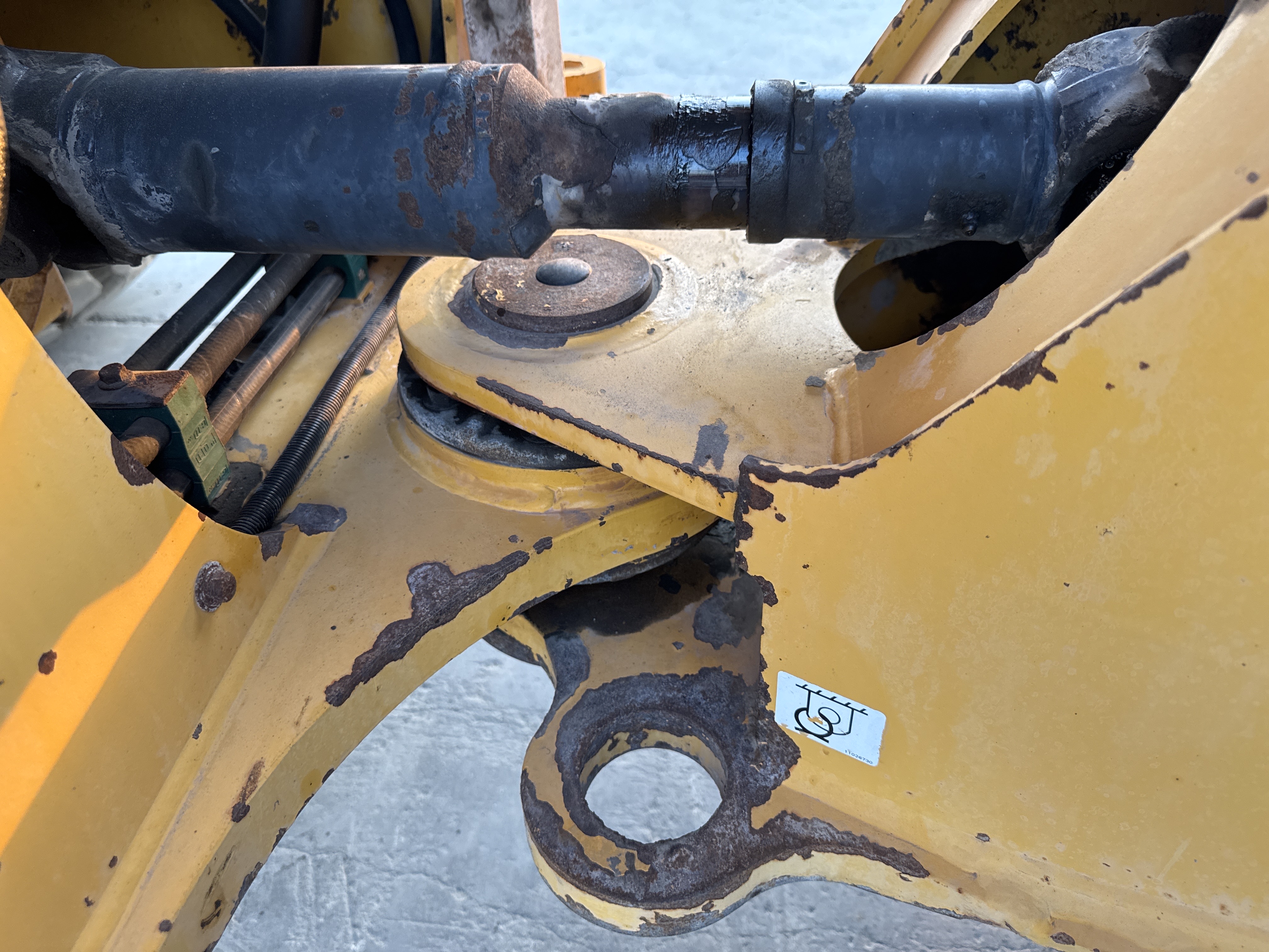 WHL-004-Volvo-L120F-Wheel-loaders-inspection-Structure-Articulated-joint-2
