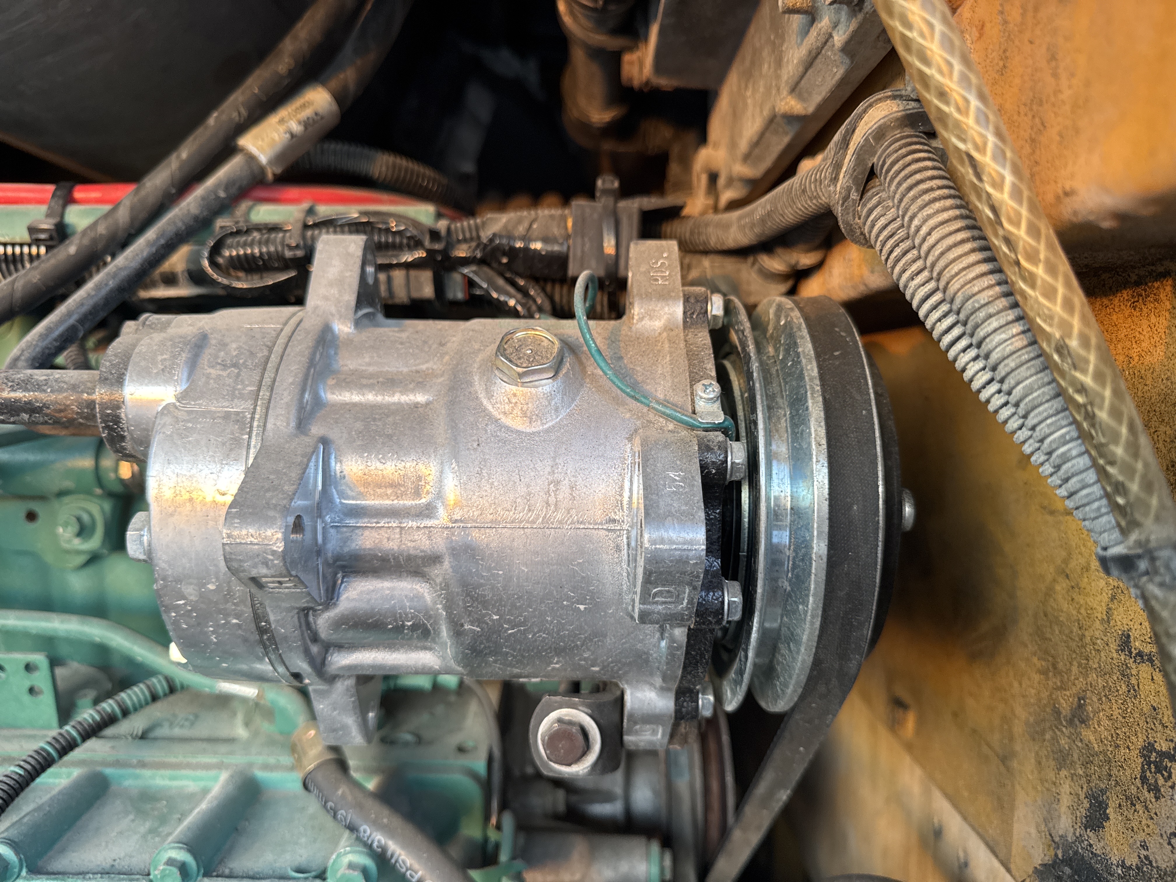 WHL-004-Volvo-L120F-Wheel-loaders-inspection-Air-conditioning-A/C-compressor-2