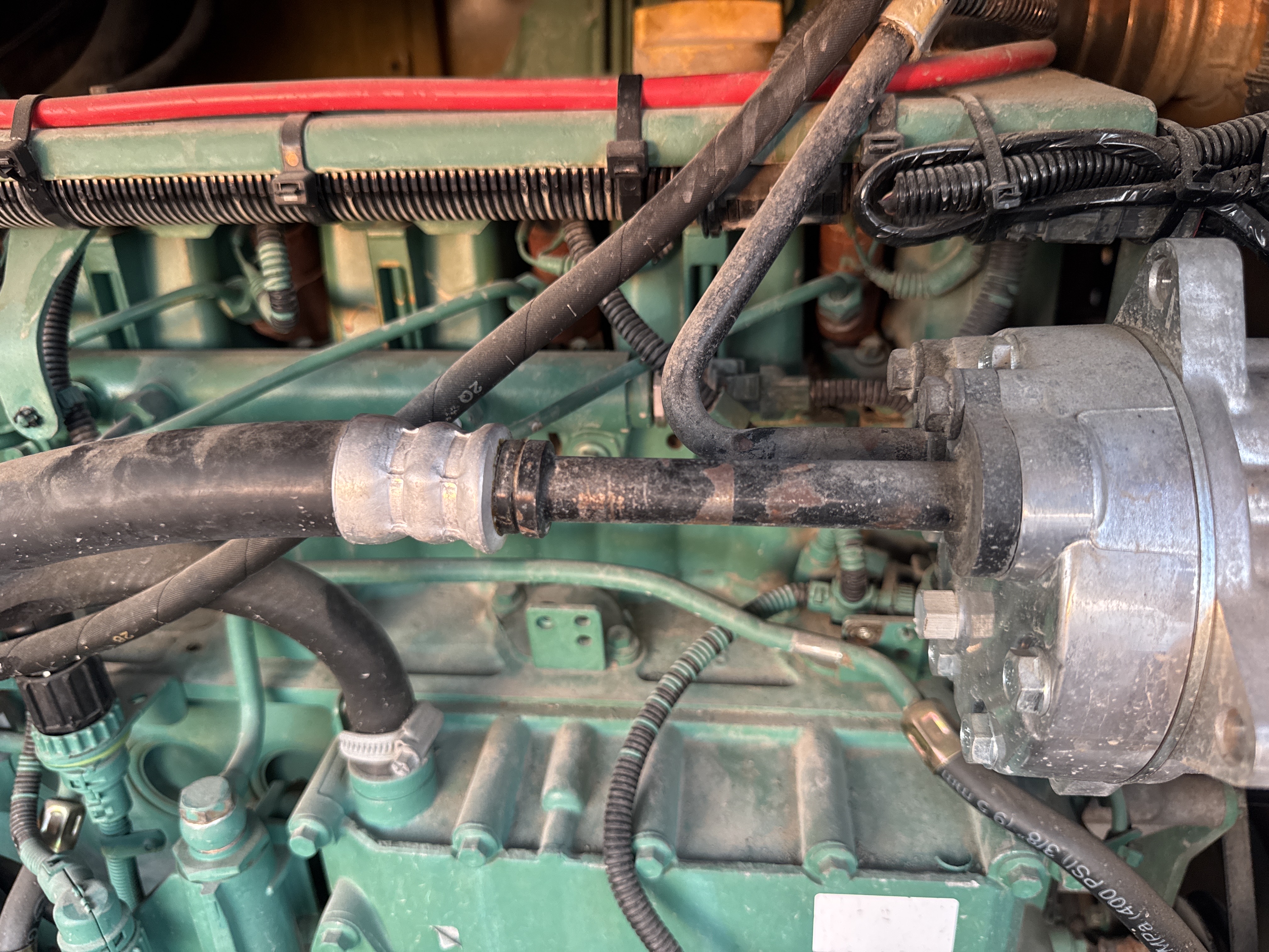 WHL-004-Volvo-L120F-Wheel-loaders-inspection-Air-conditioning-Refrigerant-lines-2