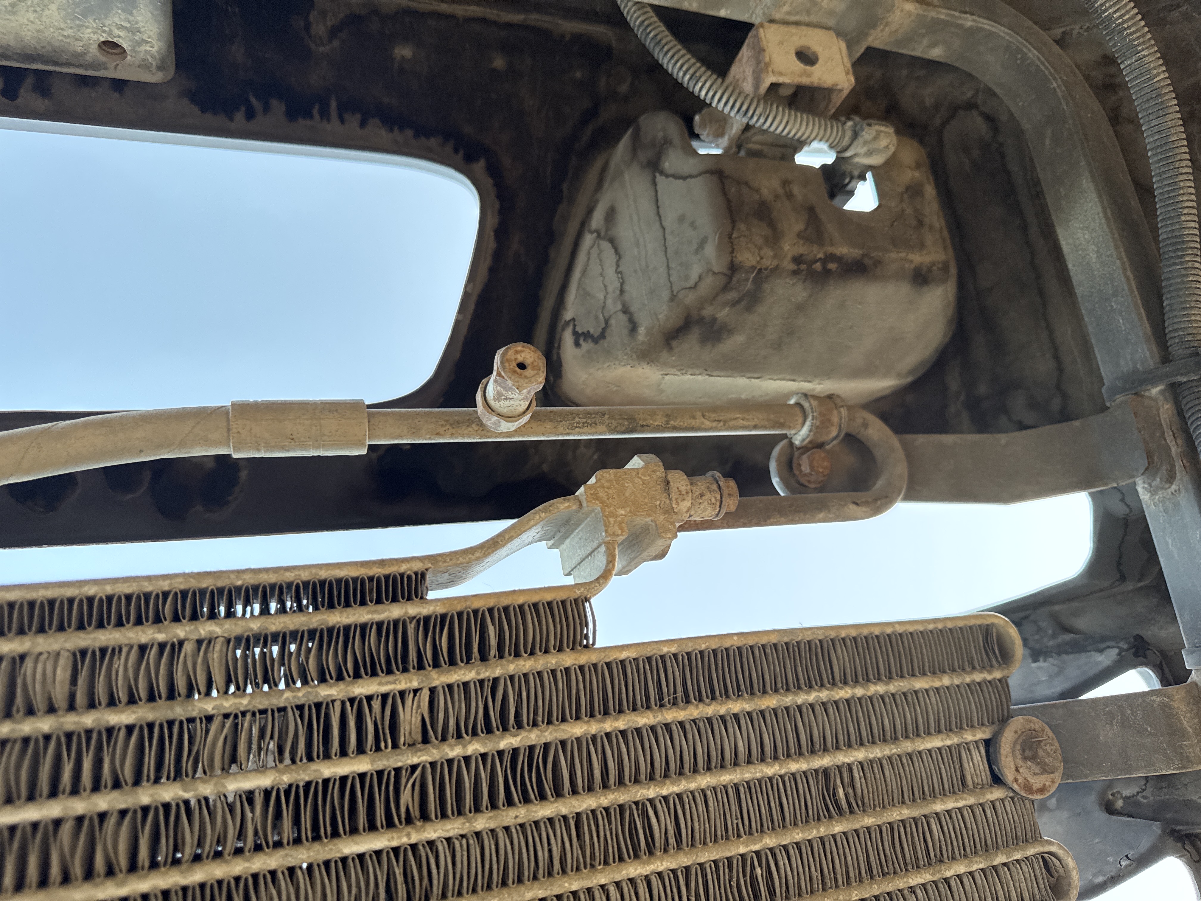 WHL-004-Volvo-L120F-Wheel-loaders-inspection-Air-conditioning-Refrigerant-lines-2