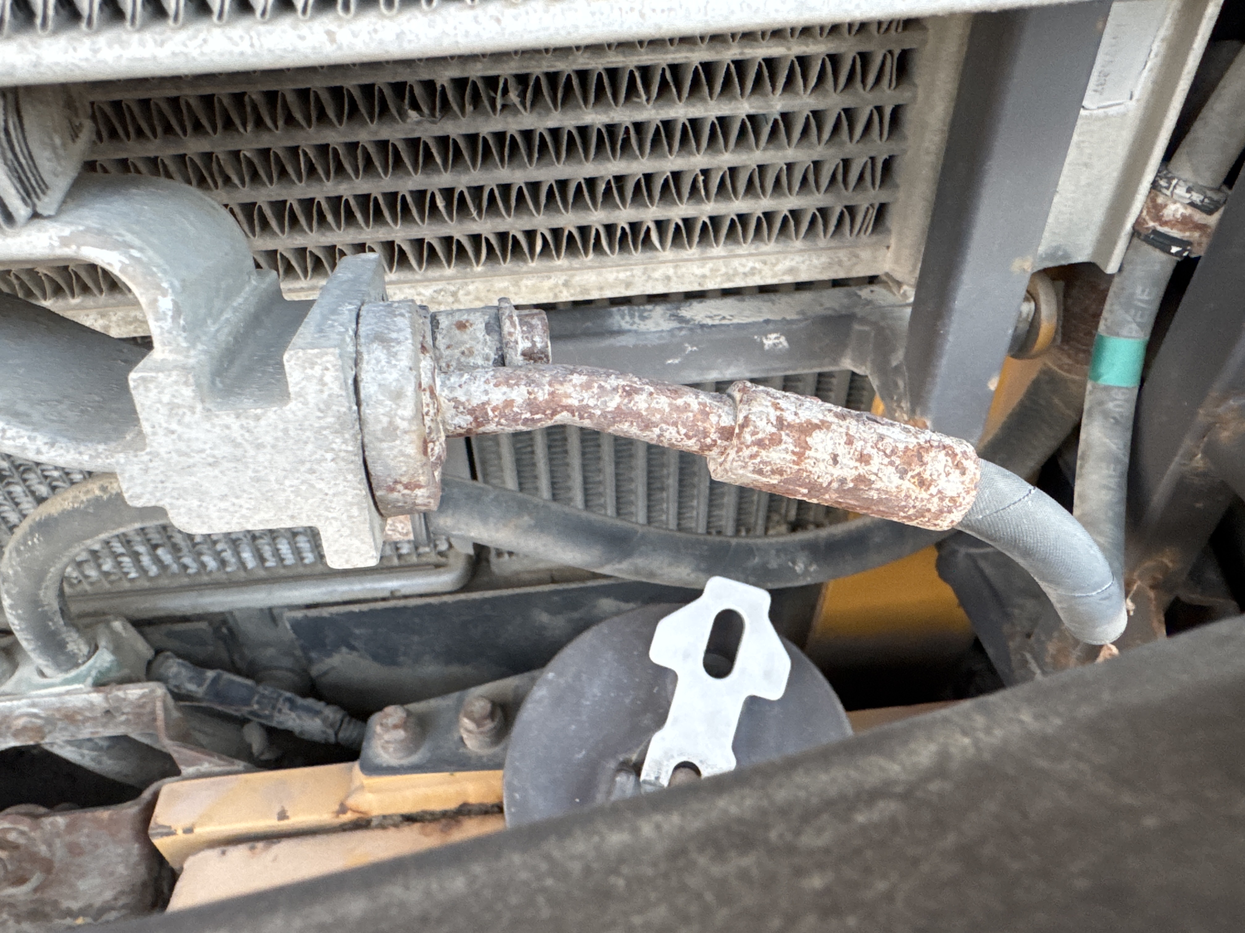 WHL-004-Volvo-L120F-Wheel-loaders-inspection-Air-conditioning-Refrigerant-lines-2