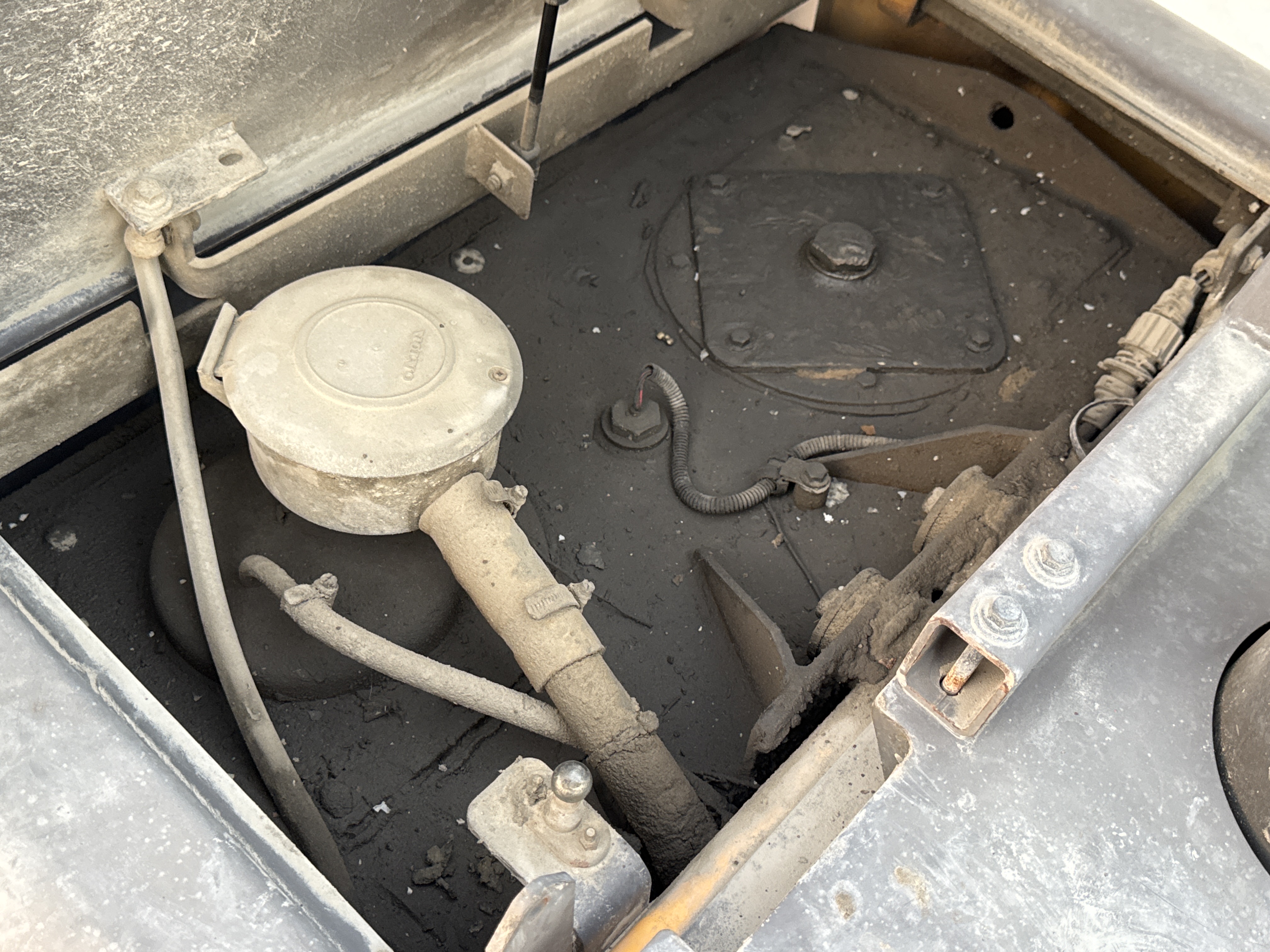 WHL-004-Volvo-L120F-Wheel-loaders-inspection-Hydraulics-Hydraulic-Tank-2