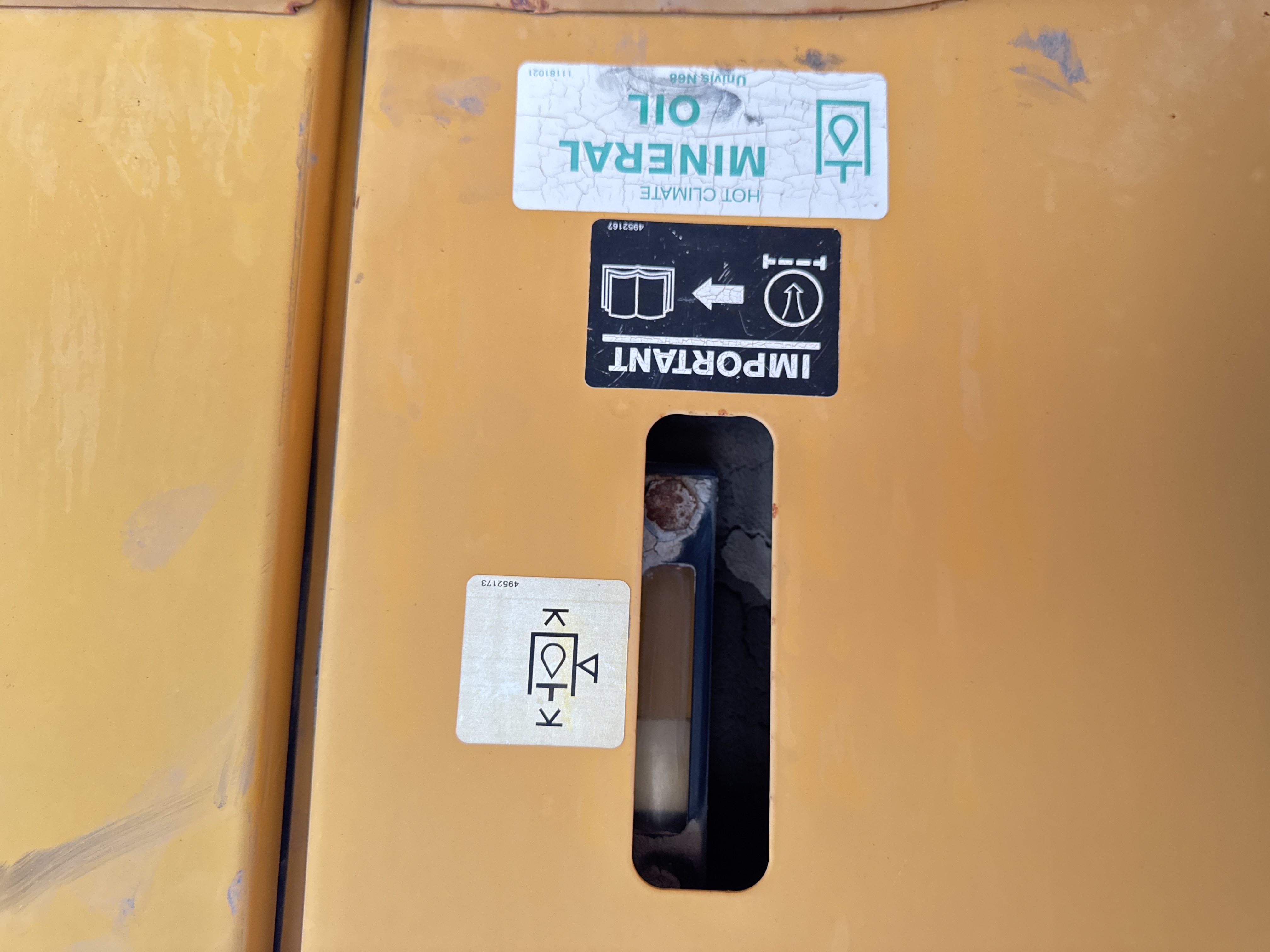 WHL-004-Volvo-L120F-Wheel-loaders-inspection-Hydraulics-Hydraulic-Tank-2