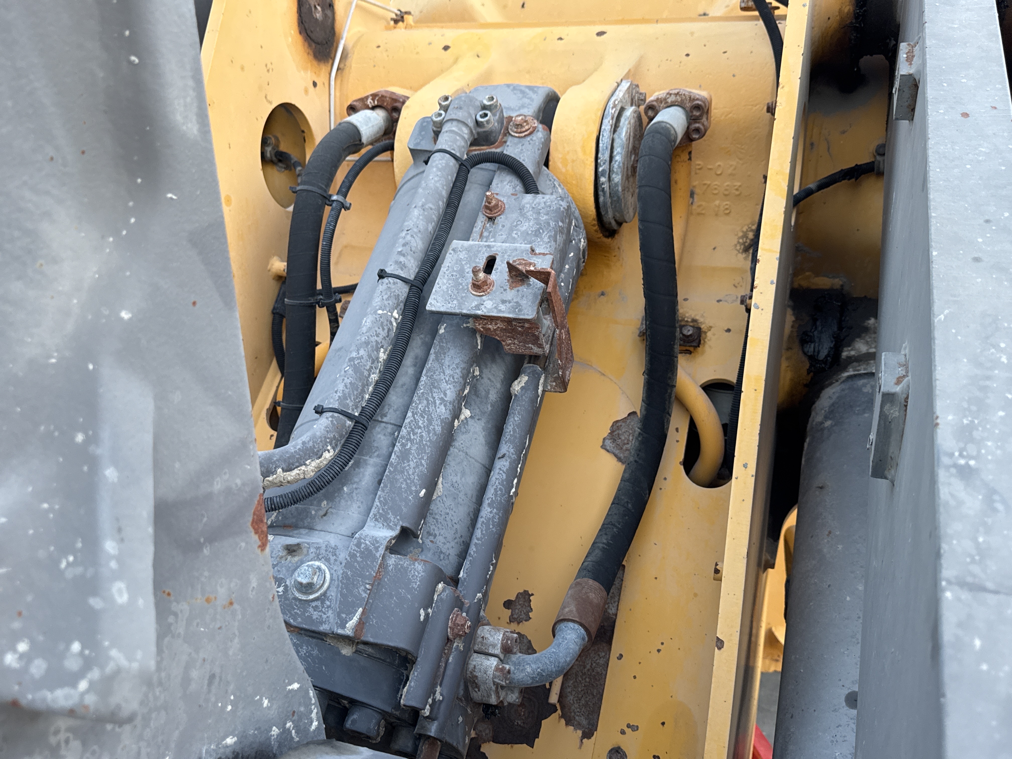 WHL-004-Volvo-L120F-Wheel-loaders-inspection-Hydraulics-Hydraulic-hoses-and-lines-2