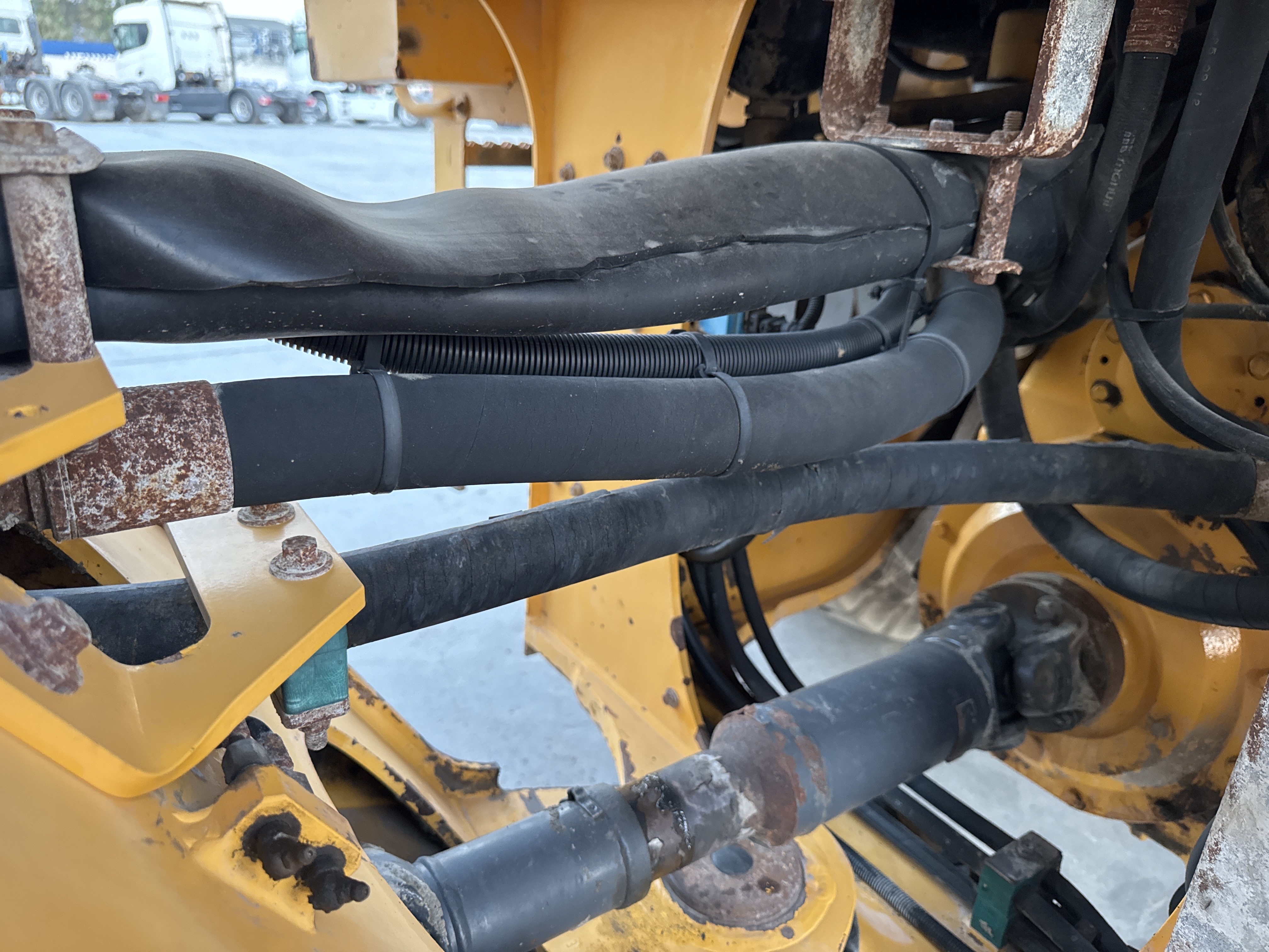 WHL-004-Volvo-L120F-Wheel-loaders-inspection-Hydraulics-Hydraulic-hoses-and-lines-2