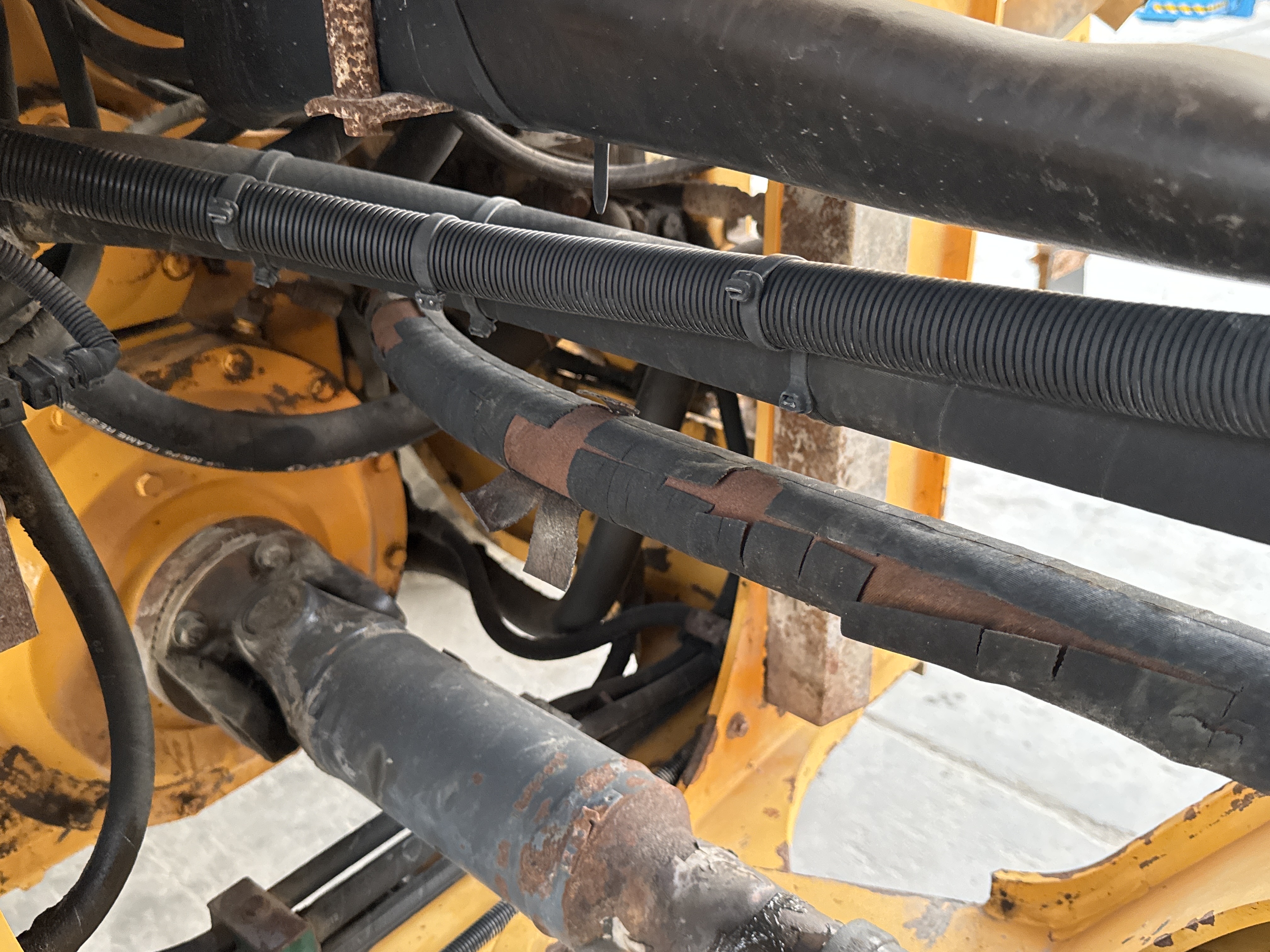WHL-004-Volvo-L120F-Wheel-loaders-inspection-Hydraulics-Hydraulic-hoses-and-lines-2
