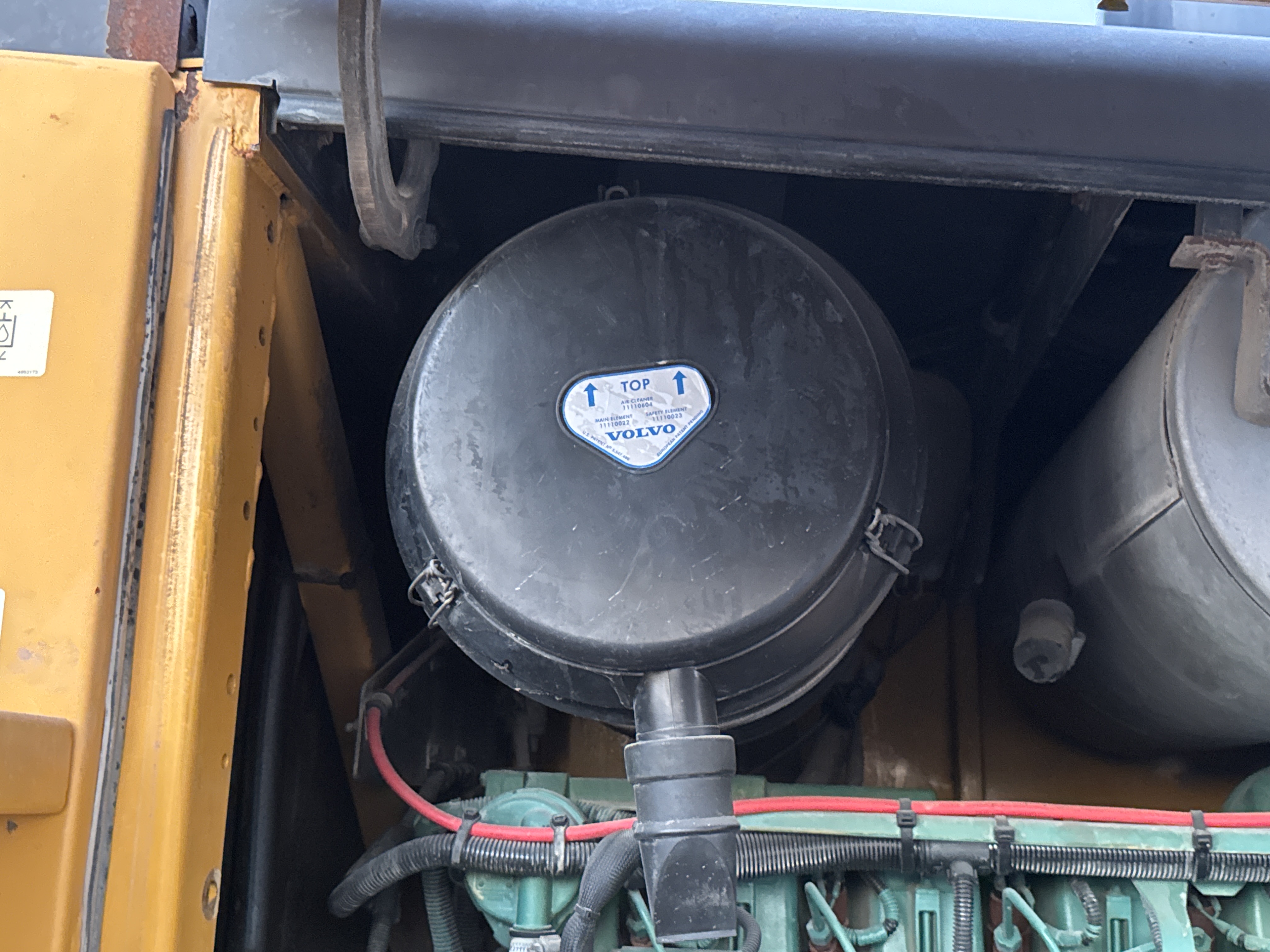 WHL-004-Volvo-L120F-Wheel-loaders-inspection-Engine-Air-intake-system-3