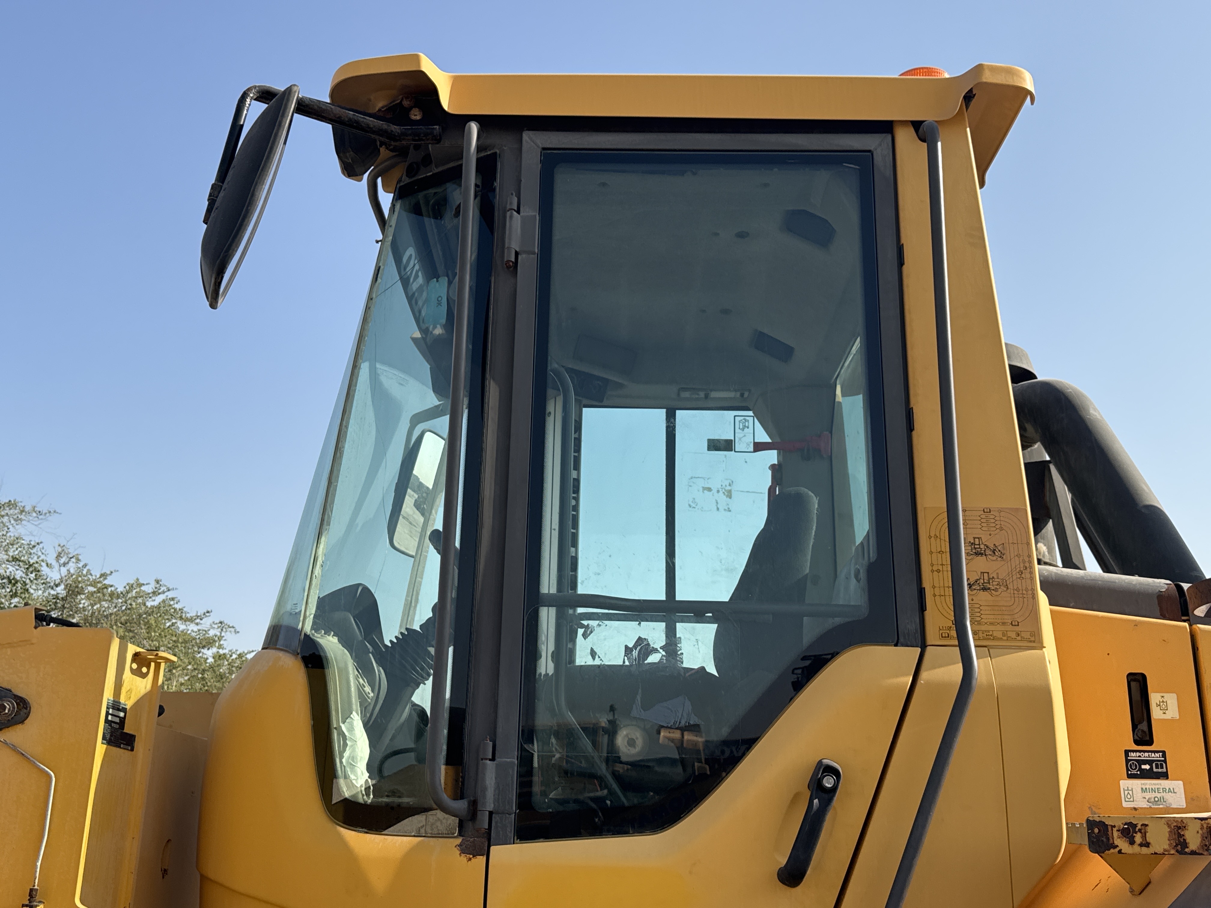 WHL-004-Volvo-L120F-Wheel-loaders-inspection-Safety-Glass-2