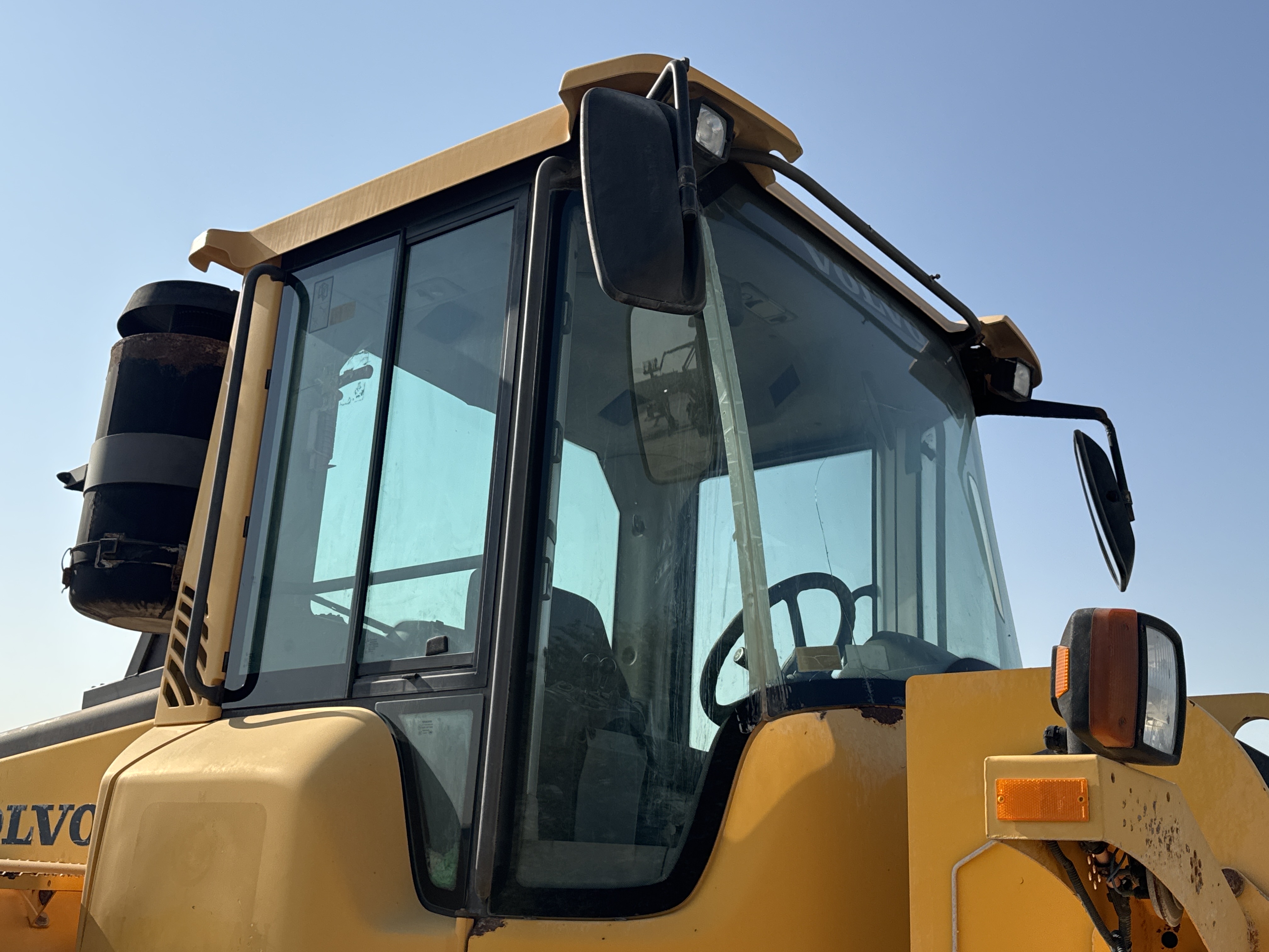 WHL-004-Volvo-L120F-Wheel-loaders-inspection-Safety-Glass-2