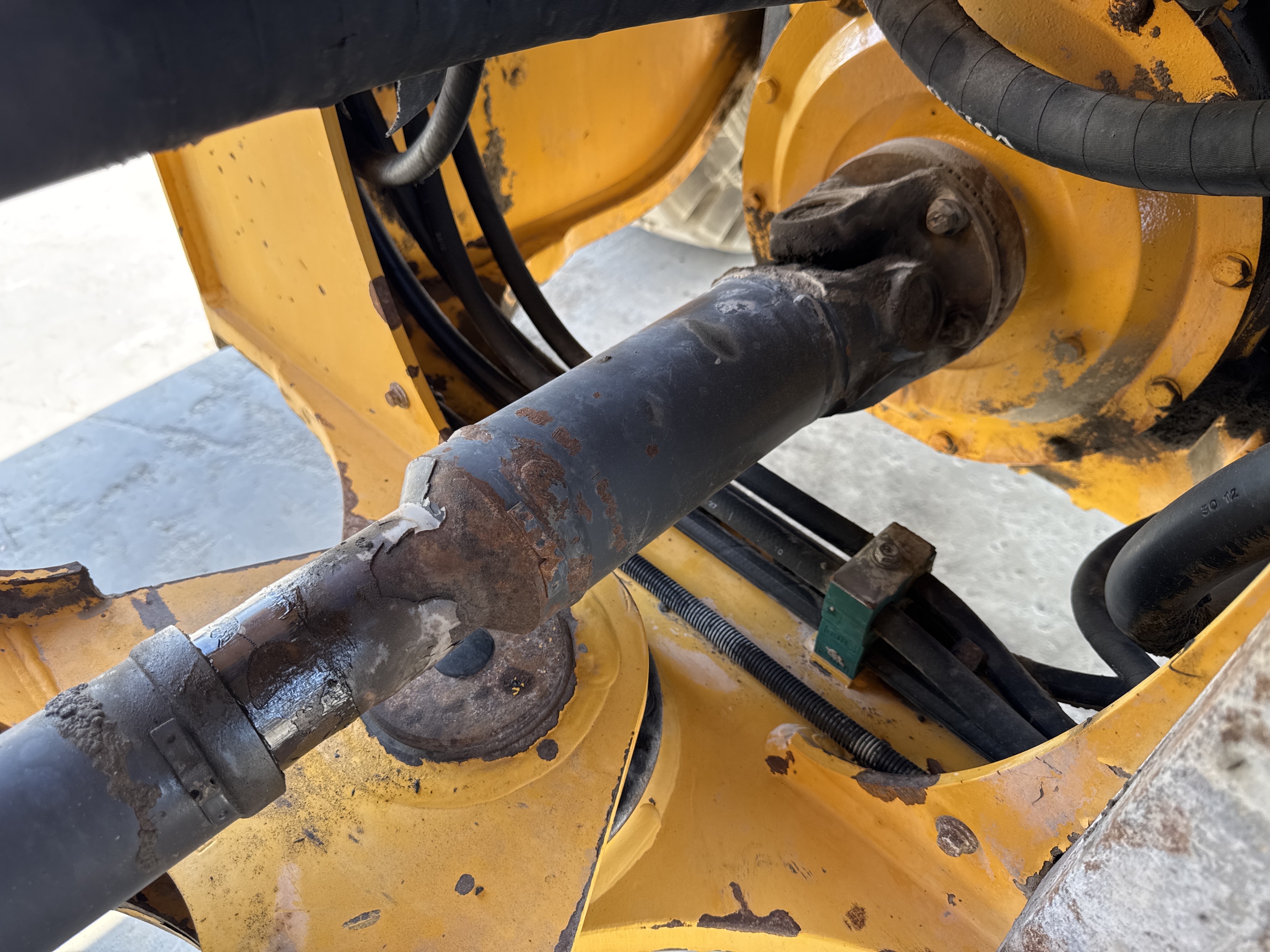 WHL-004-Volvo-L120F-Wheel-loaders-inspection-Drive-system-Propeller-shaft-2